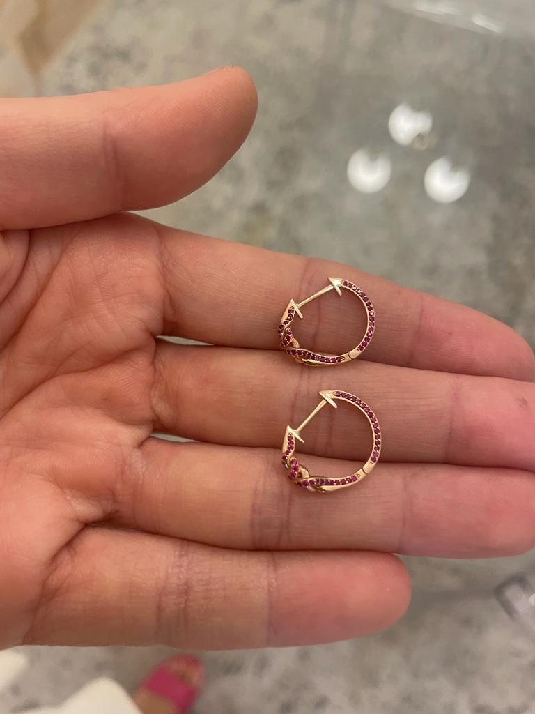 Double Knot Ruby Huggies Hoop Earrings  im Angebot 5
