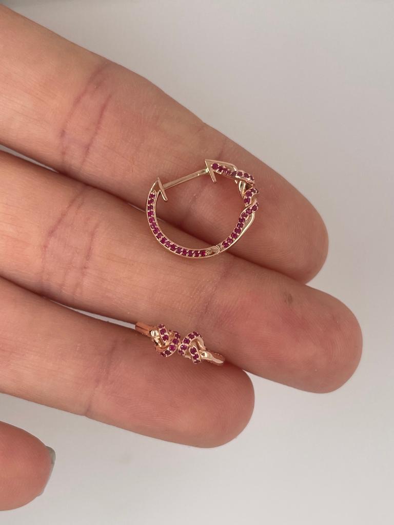 Double Knot Ruby Huggies Hoop Earrings  im Angebot 8