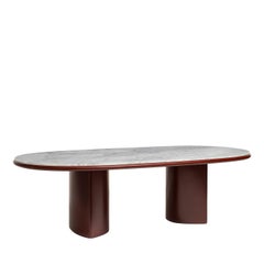 Double L Amarone Esstisch mit rot lackiertem Untergestell und weißer Carrara-Marmorplatte