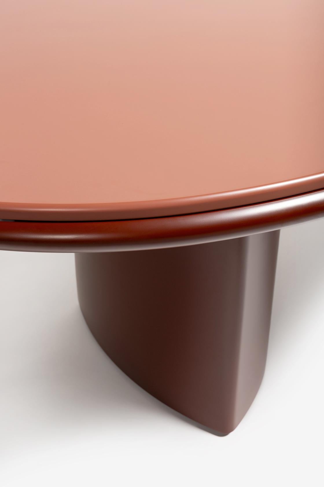  Doublé est une table de salle à manger caractérisée par une double base sculpturale disposée à des distances différentes, pour accueillir des plateaux de tailles variées. La forme du mobilier s'efforce d'atteindre un arrangement géométrique parfait