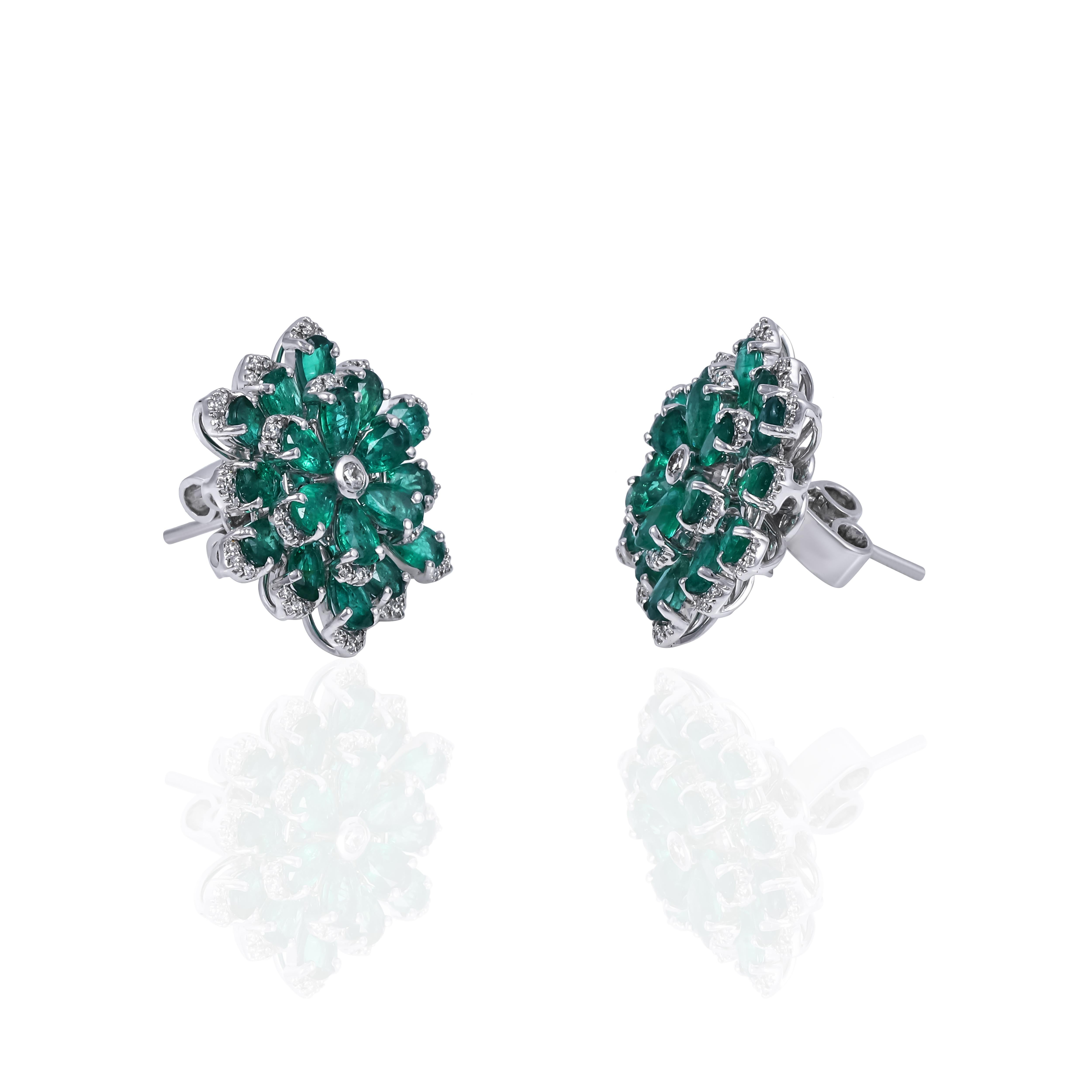 Ti presentiamo i nostri splendidi orecchini a smeraldo floreali a doppio strato: un mix perfetto di eleganza e charme! Questi bellissimi orecchini presentano smeraldi vibranti per un totale di 6,03 carati, ciascuno a forma di goccia.

Per renderli