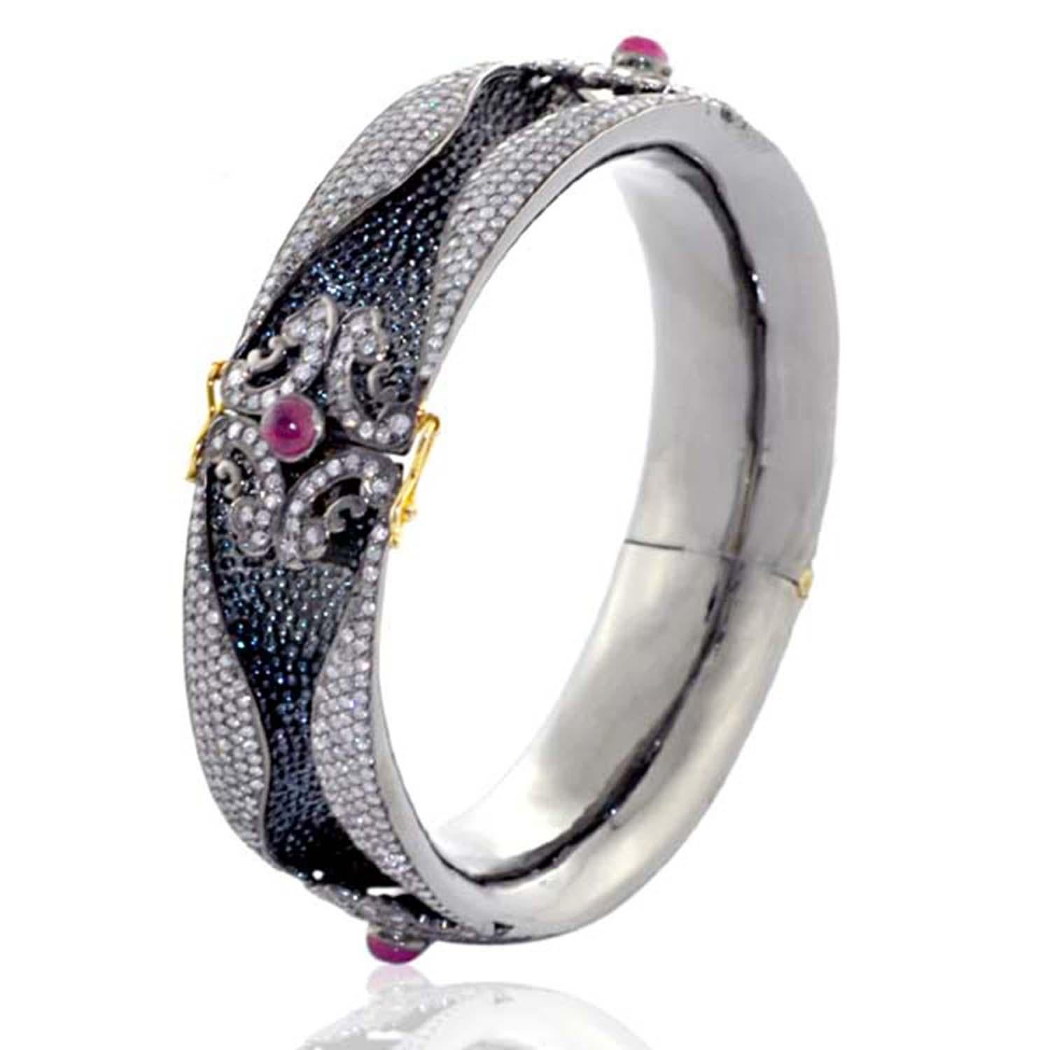 Brazalete de doble capa de rubí de aspecto étnico con diamantes en oro blanco de 18 quilates y plata Art Decó en venta