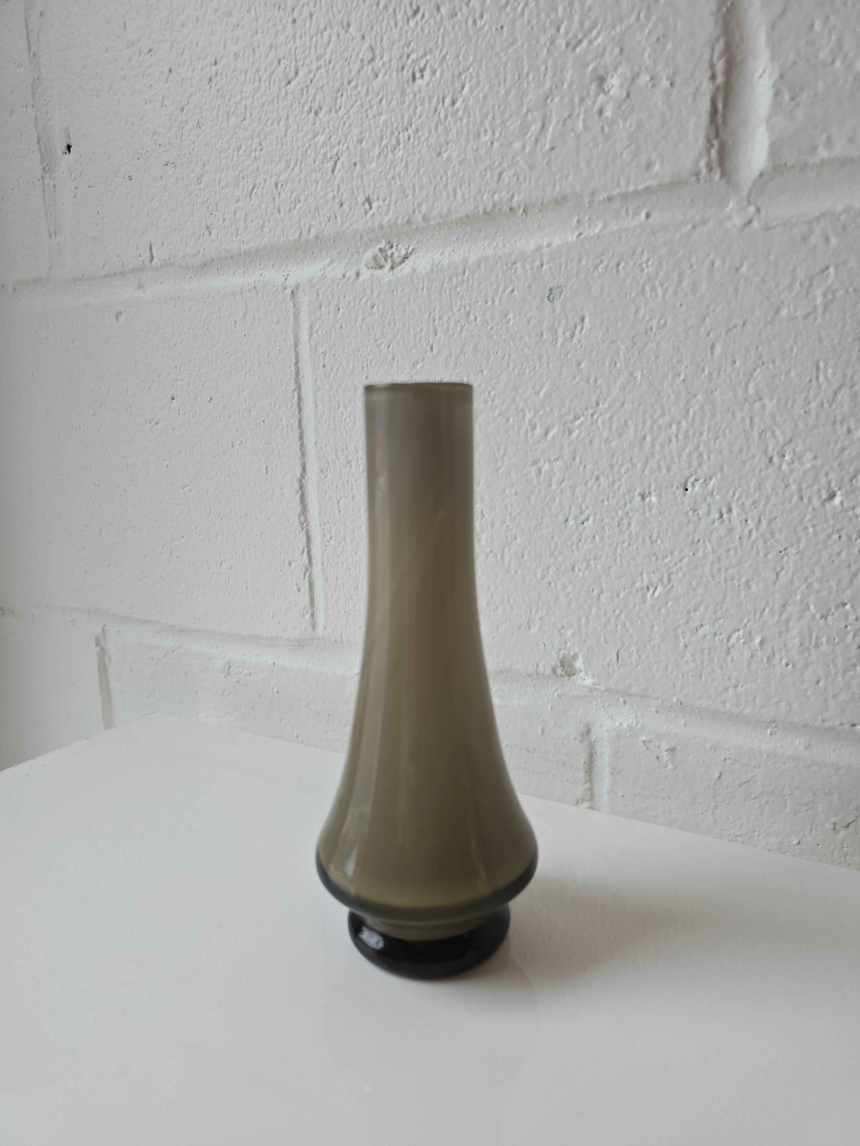 Piccolo vaso/budello in vetro, circa anni '70. Questo vaso è in vetro incamiciato, realizzato con due strati di vetro di colore diverso. L'interno del vaso è in vetro bianco, mentre l'esterno è in vetro fumé grigio a contrasto. Sebbene non sia