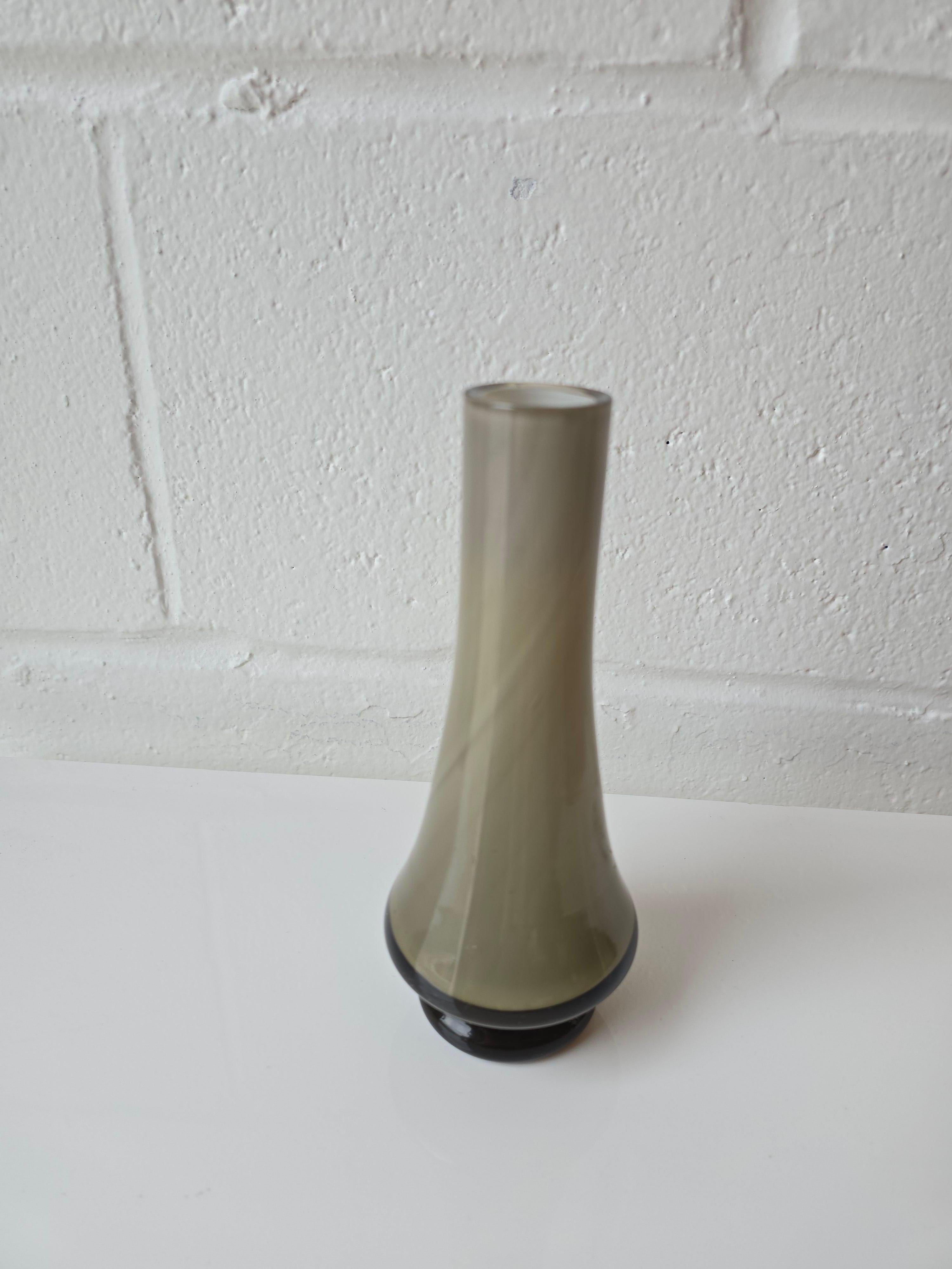 Mid-Century moderno Vaso a doppio strato in vetro fumé stile Empoli Bud in vendita