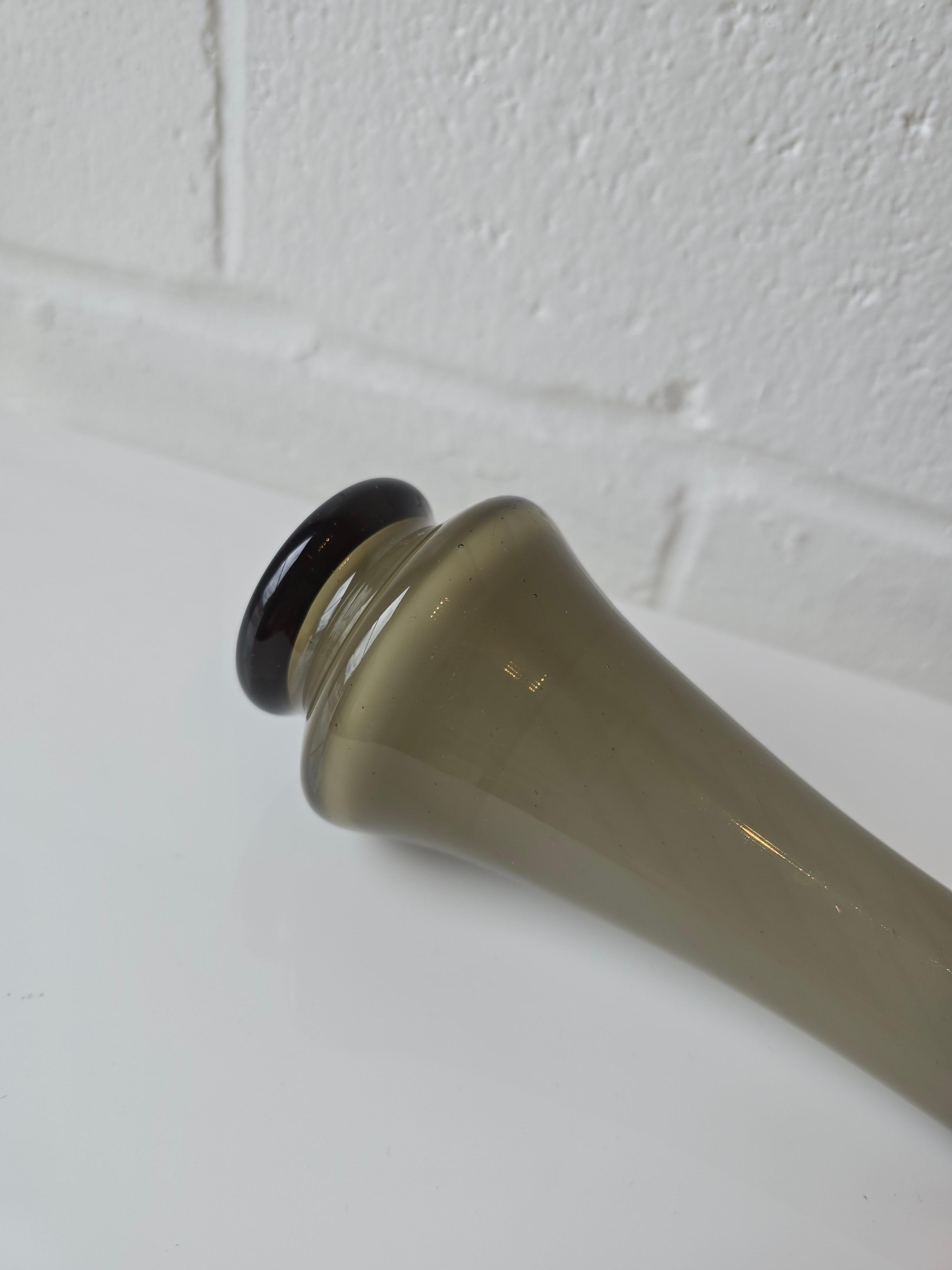 Metà XX secolo Vaso a doppio strato in vetro fumé stile Empoli Bud in vendita