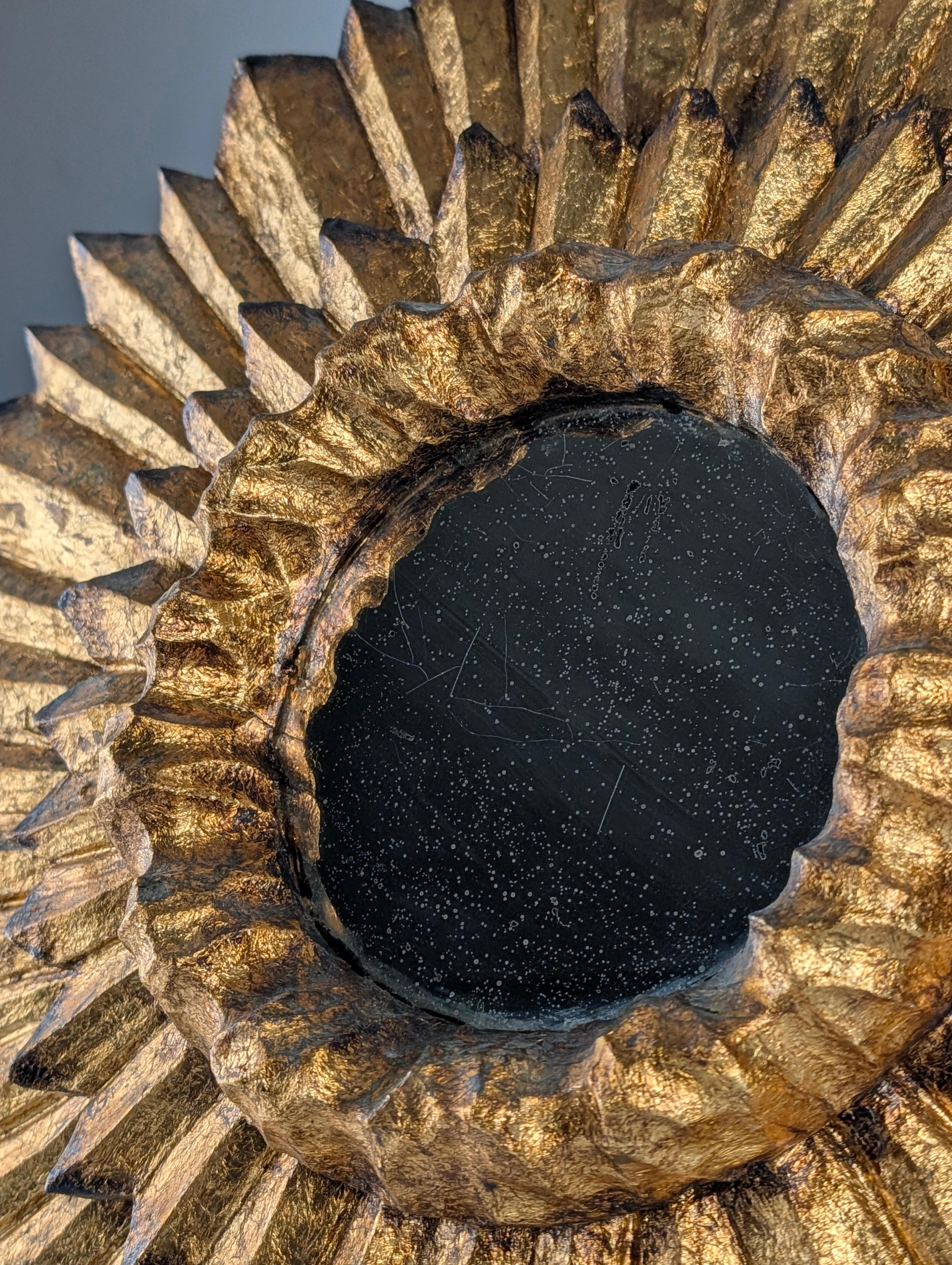 Doppelschichtiger Sunburst-Spiegel aus Holz und Blattgold (Handgeschnitzt) im Angebot
