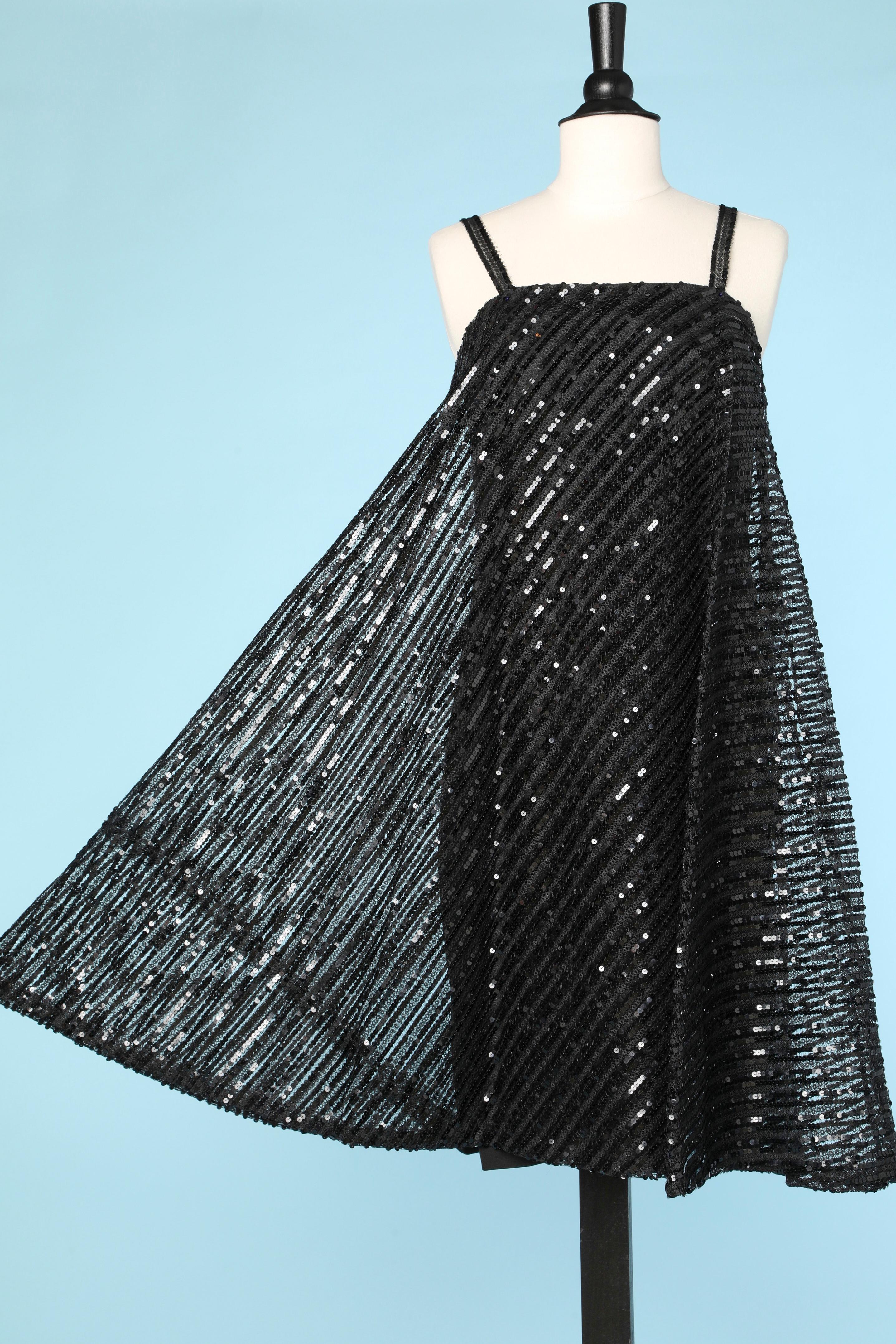 Vestido de doble capa con capa superior de lentejuelas negras Bill Blass for Maurice Rentner en Excelente estado para la venta en Saint-Ouen-Sur-Seine, FR
