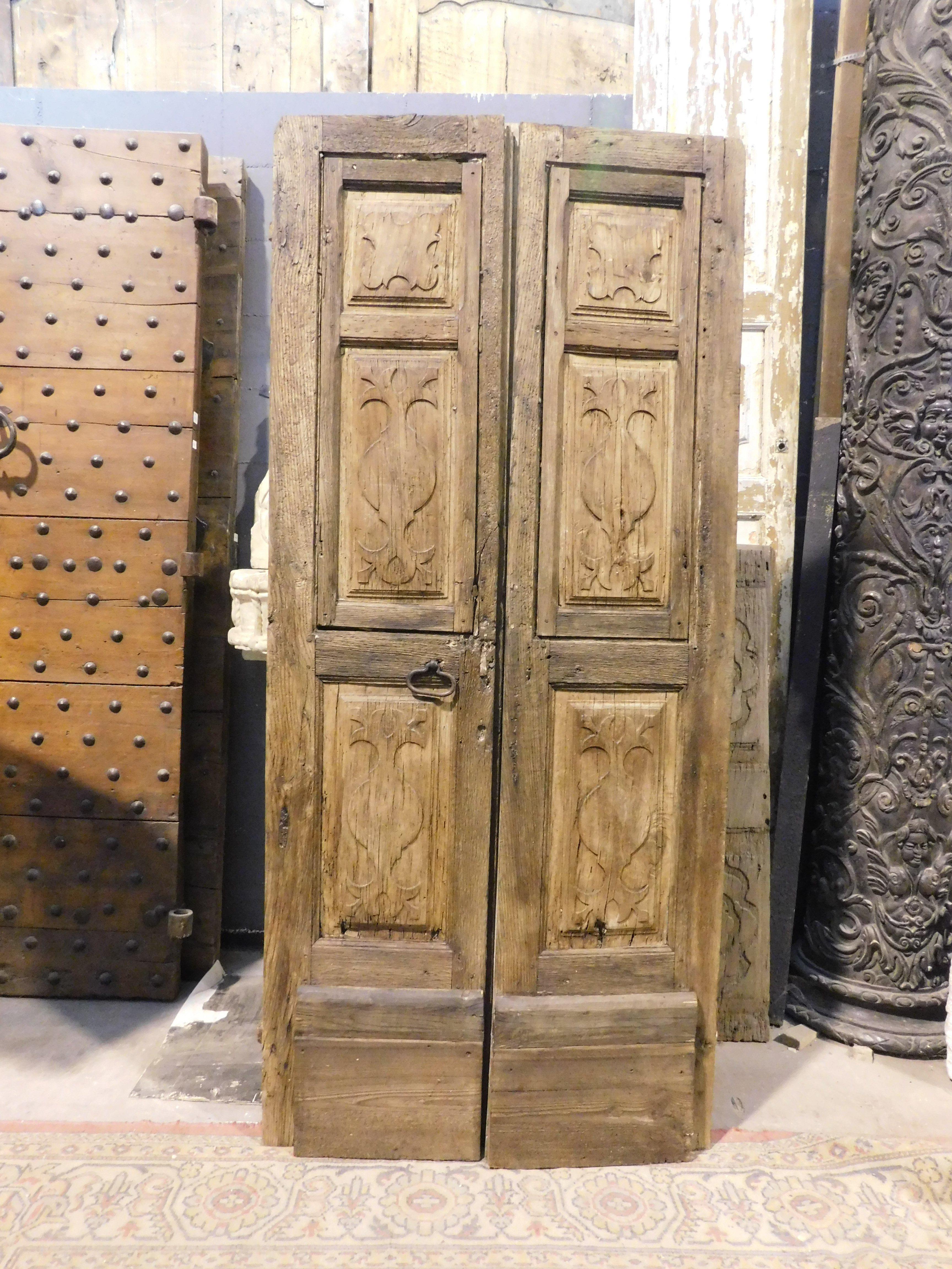 Puerta doble antigua, de madera maciza de castaño y álamo con 6 paneles tallados y trasera lisa.
Puerta rústica sin marco con apertura de empuje, original del siglo XVIII procedente del norte de Italia.
Medidas cm An 88 x Al 197
