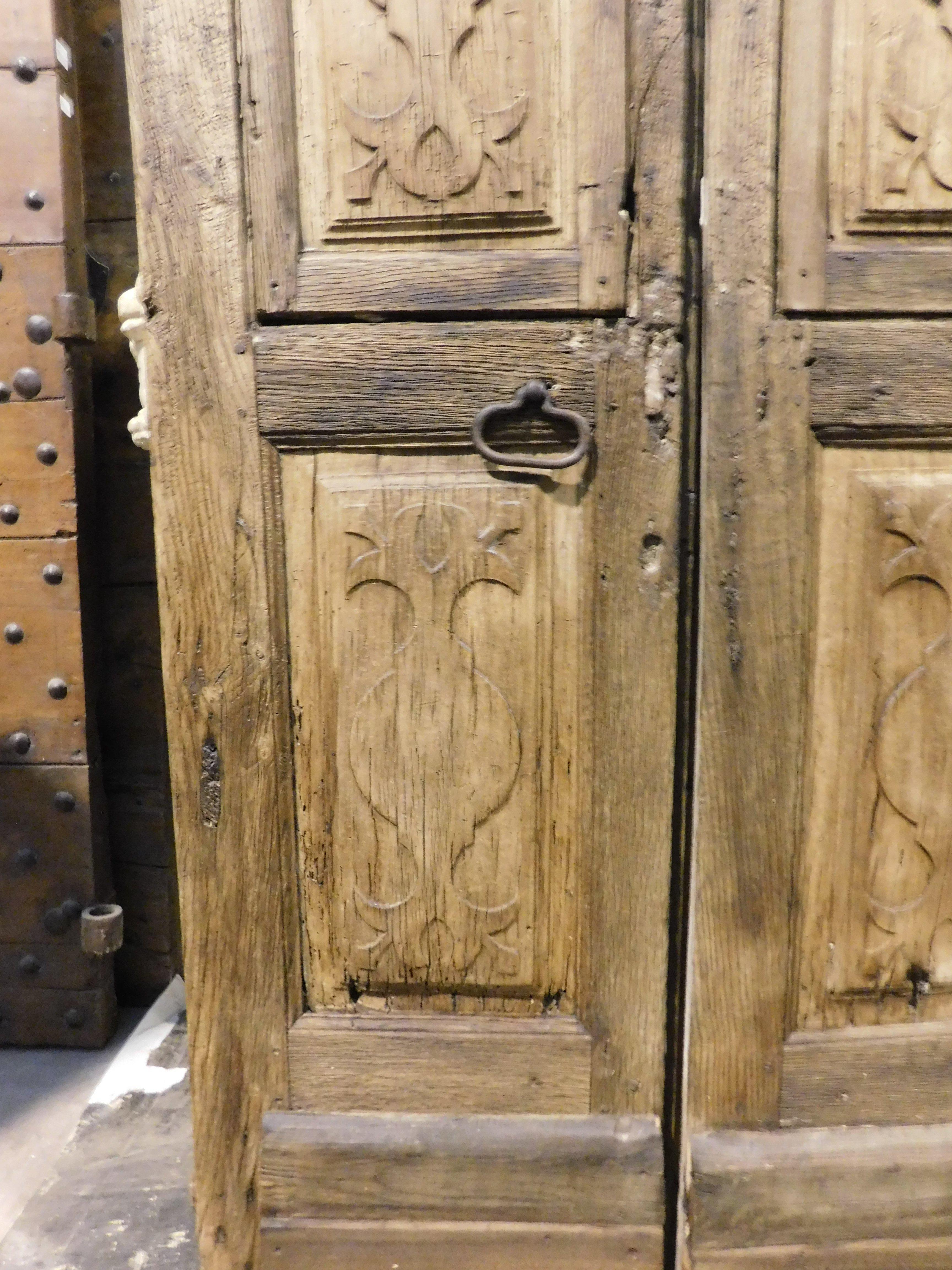 Puerta de dos hojas de madera de castaño con paneles tallados, Italia en Bueno estado para la venta en Cuneo, Italy (CN)