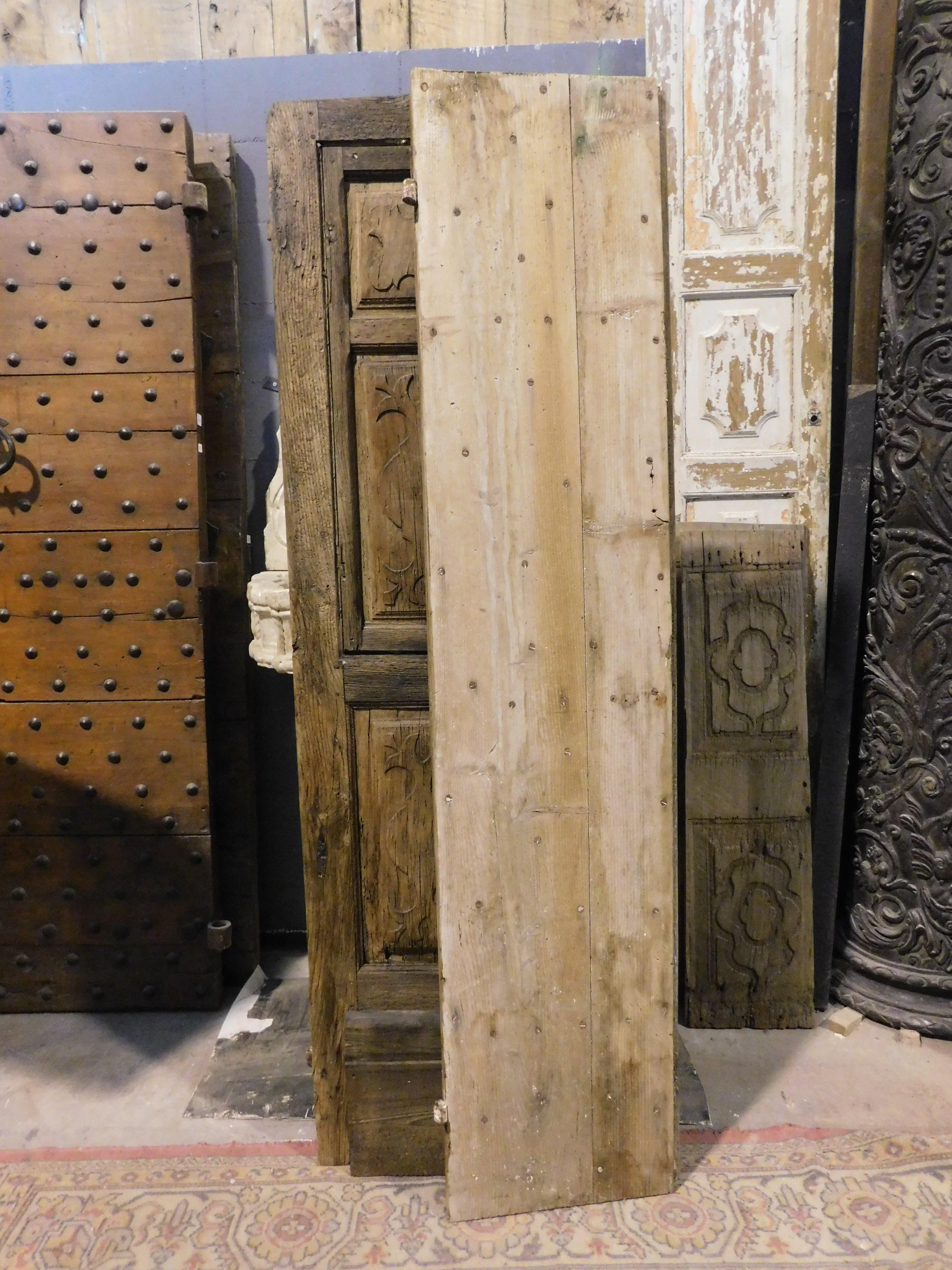 Puerta de dos hojas de madera de castaño con paneles tallados, Italia siglo XVIII y antes en venta