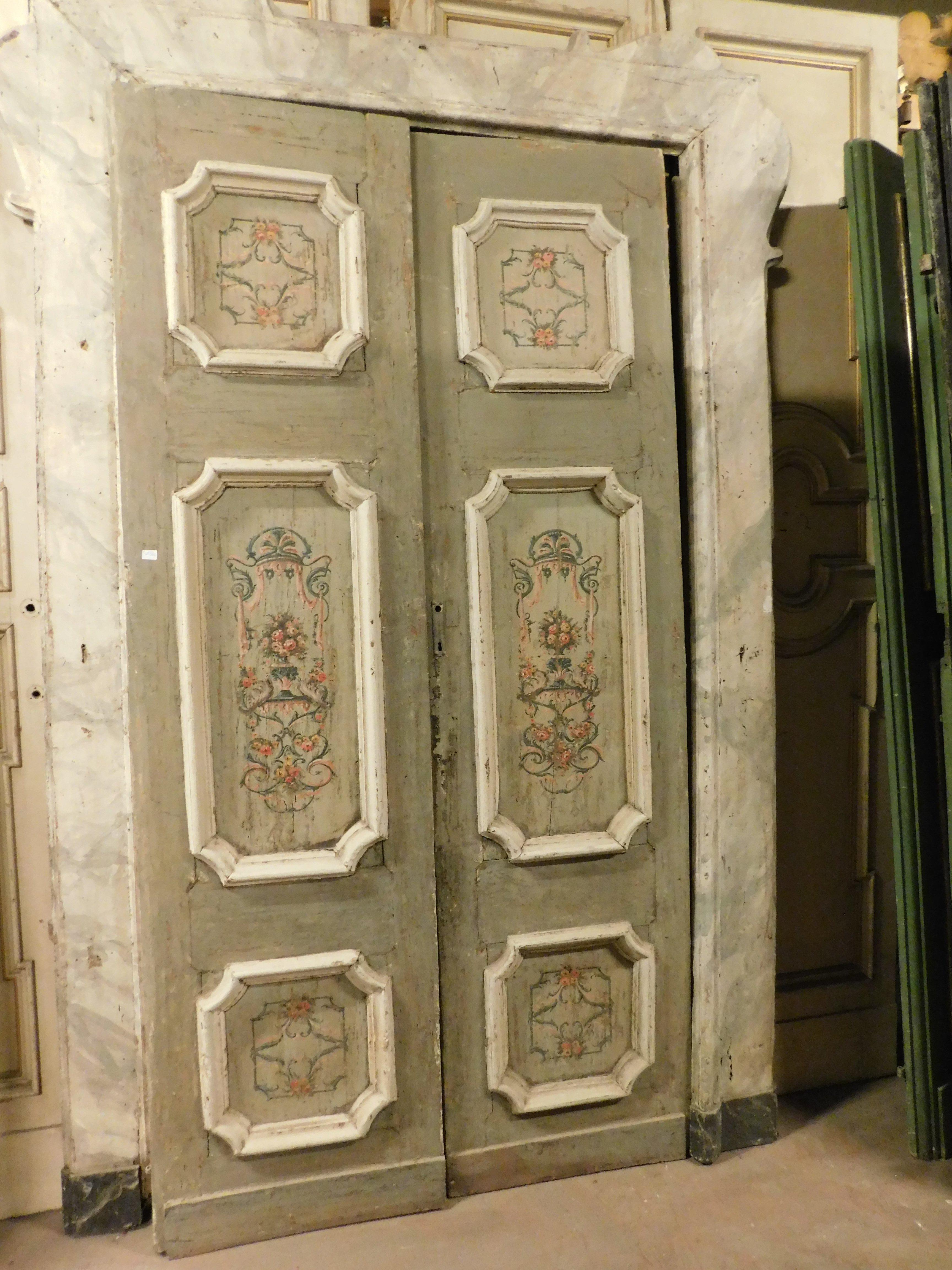 Puerta de dos hojas de madera lacada y pintada con marco original, Italia Italiano en venta