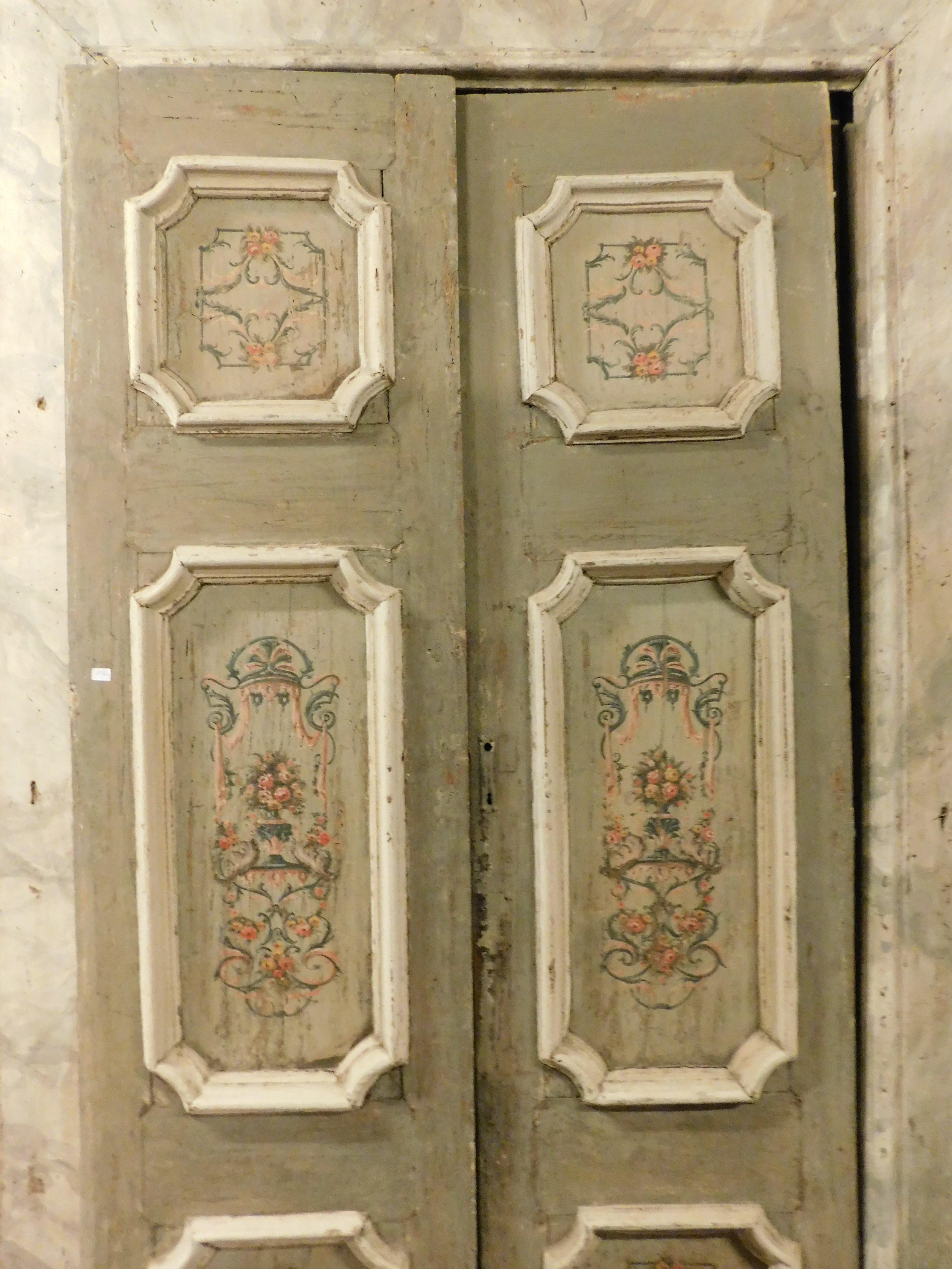 Puerta de dos hojas de madera lacada y pintada con marco original, Italia Pintado a mano en venta