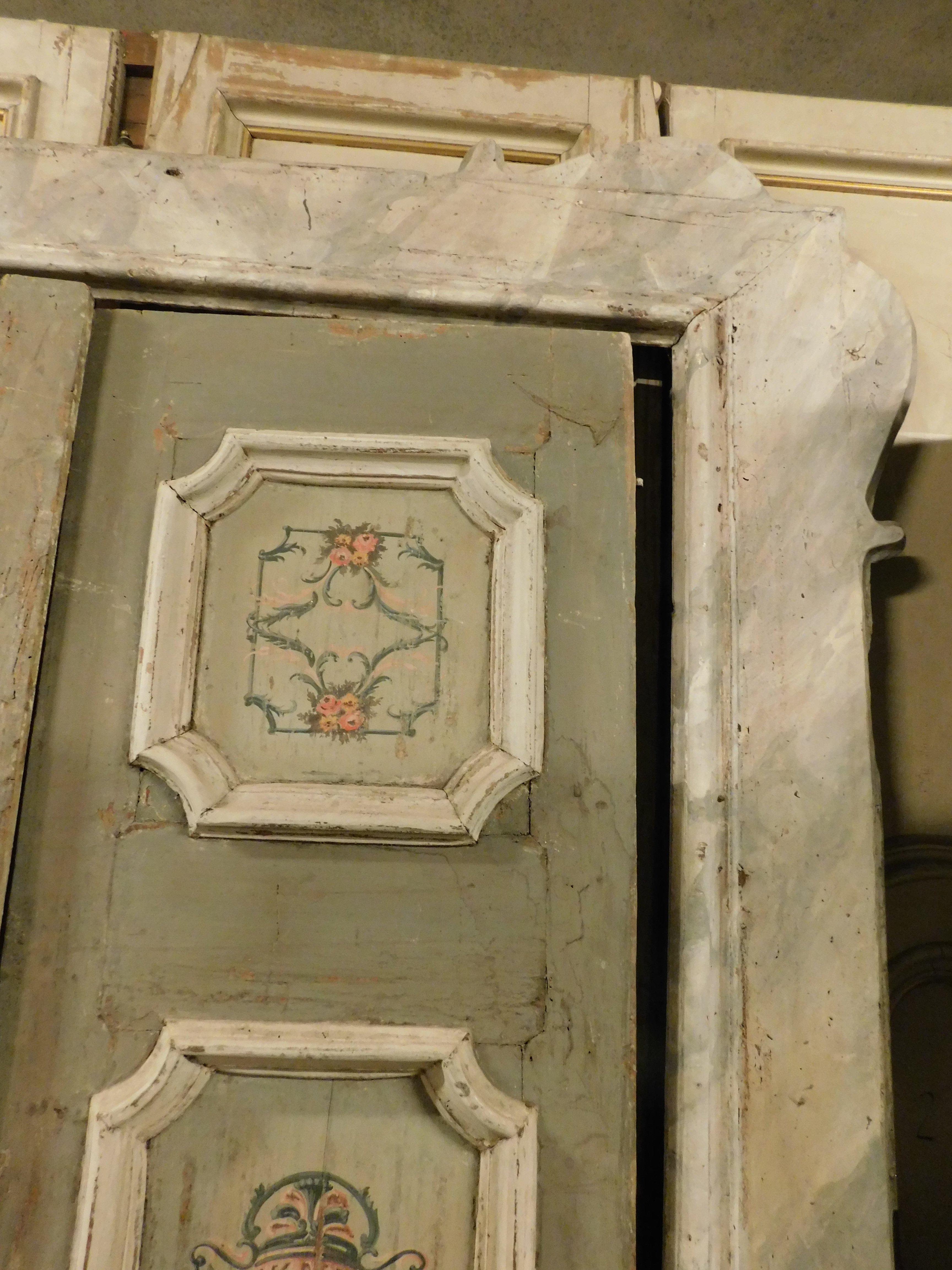 Puerta de dos hojas de madera lacada y pintada con marco original, Italia siglo XVIII y antes en venta