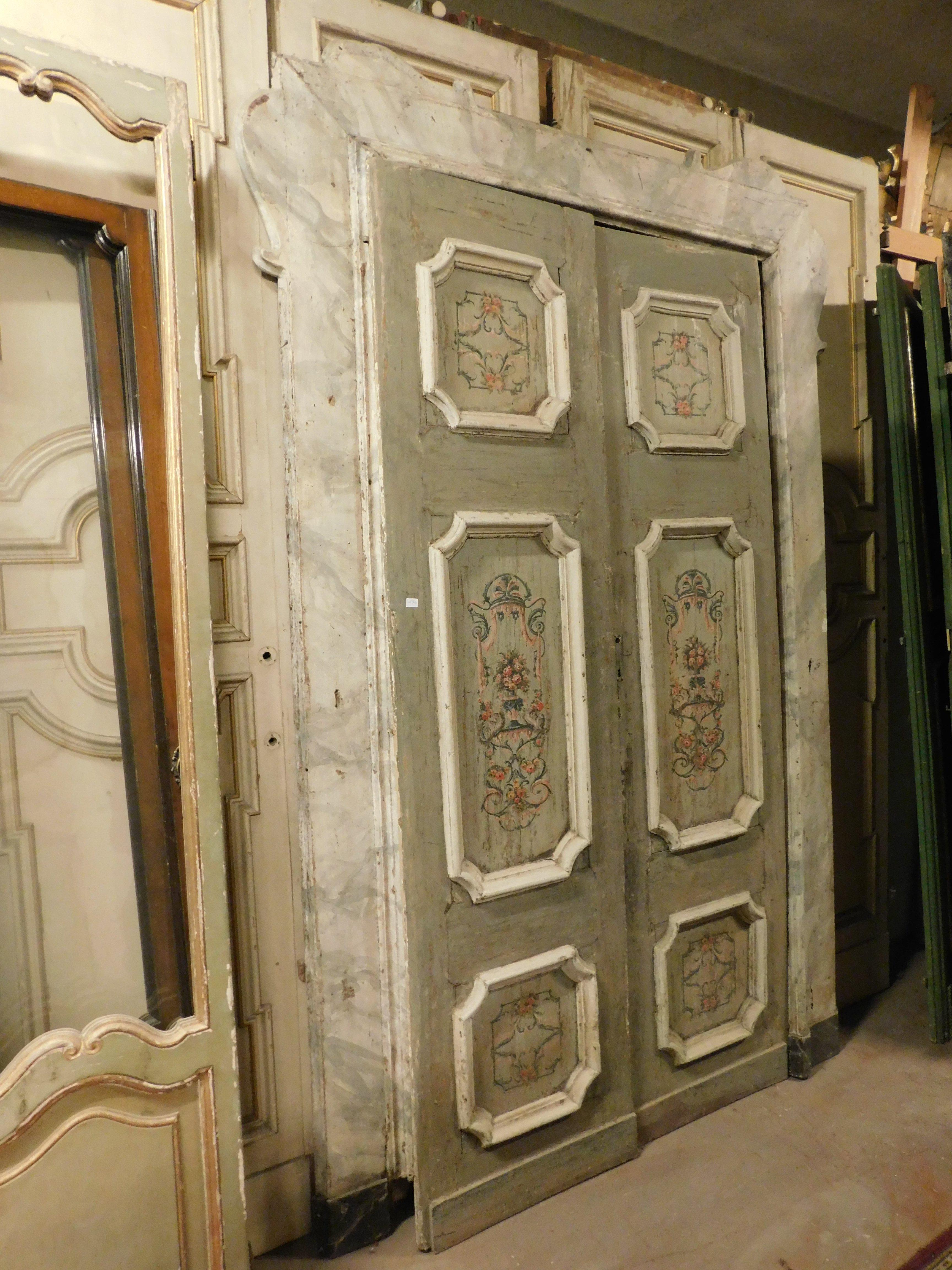 Puerta de dos hojas de madera lacada y pintada con marco original, Italia en venta 1