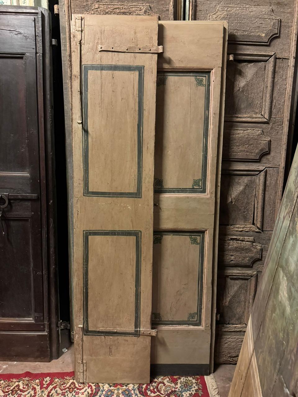 Porta antica a due ante in legno laccato, pannelli dipinti, retro anch'esso laccato liscio e dipinto, apertura Push ma senza telaio in quanto montata direttamente a parete, originale del XVIII secolo, originaria dell'Umbria (Italia).
Misure massime