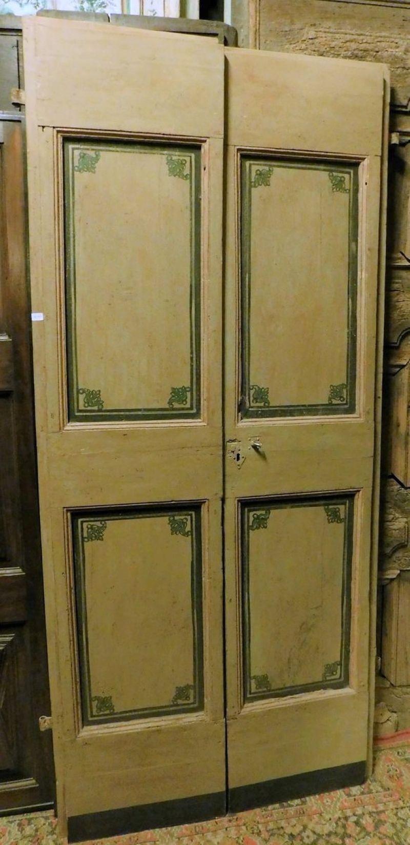 Puerta antigua de dos hojas en madera lacada, paneles pintados, parte posterior lisa lacada y pintada, más sencillamente pintada. Tiene un mecanismo de apertura a presión, pero no tiene marco, ya que originalmente se montaba directamente en la pared