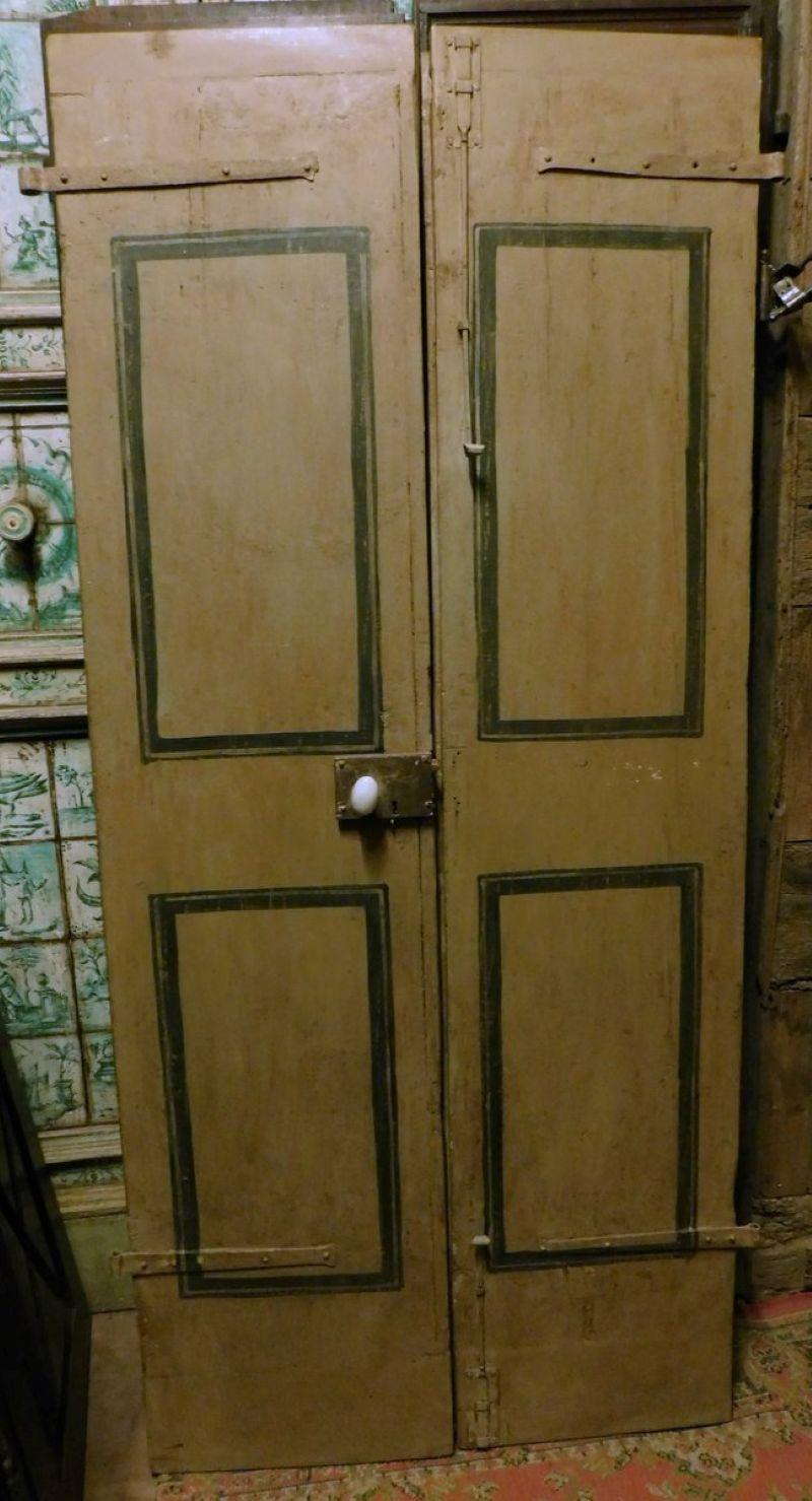 Puerta de dos hojas de madera lacada, paneles pintados, italia Pintado a mano en venta