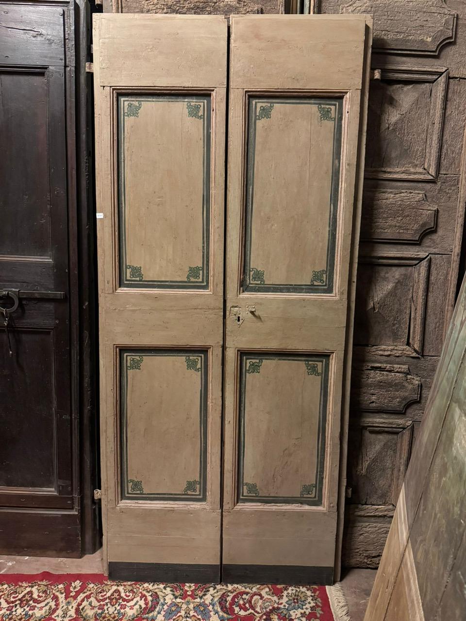 Porta a due ante in legno laccato, pannelli dipinti, Italia In condizioni buone in vendita a Cuneo, Italy (CN)