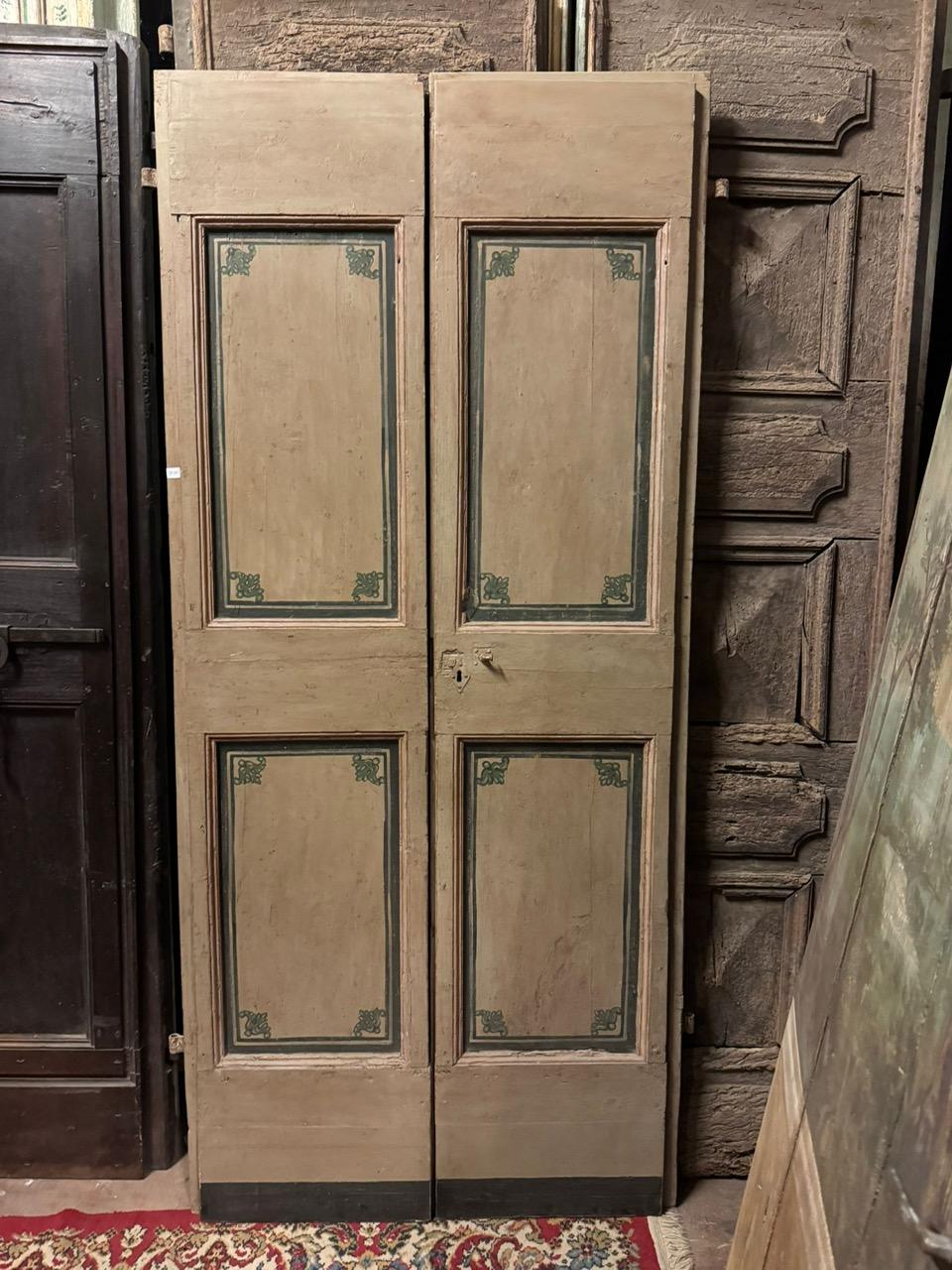 Fino al XVIII secolo Porta a due ante in legno laccato, pannelli dipinti, Italia in vendita