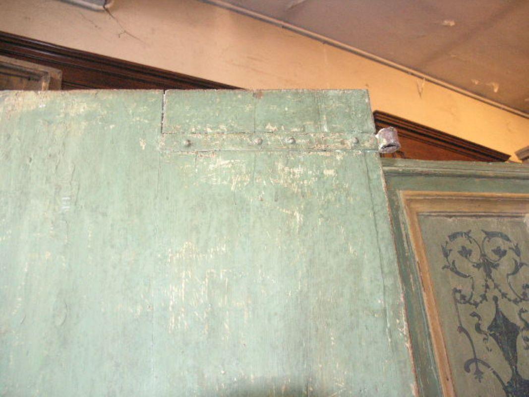 Double-leaf door in lacquered wood, richly painted panels, italy In Good Condition For Sale In Cuneo, Italy (CN)