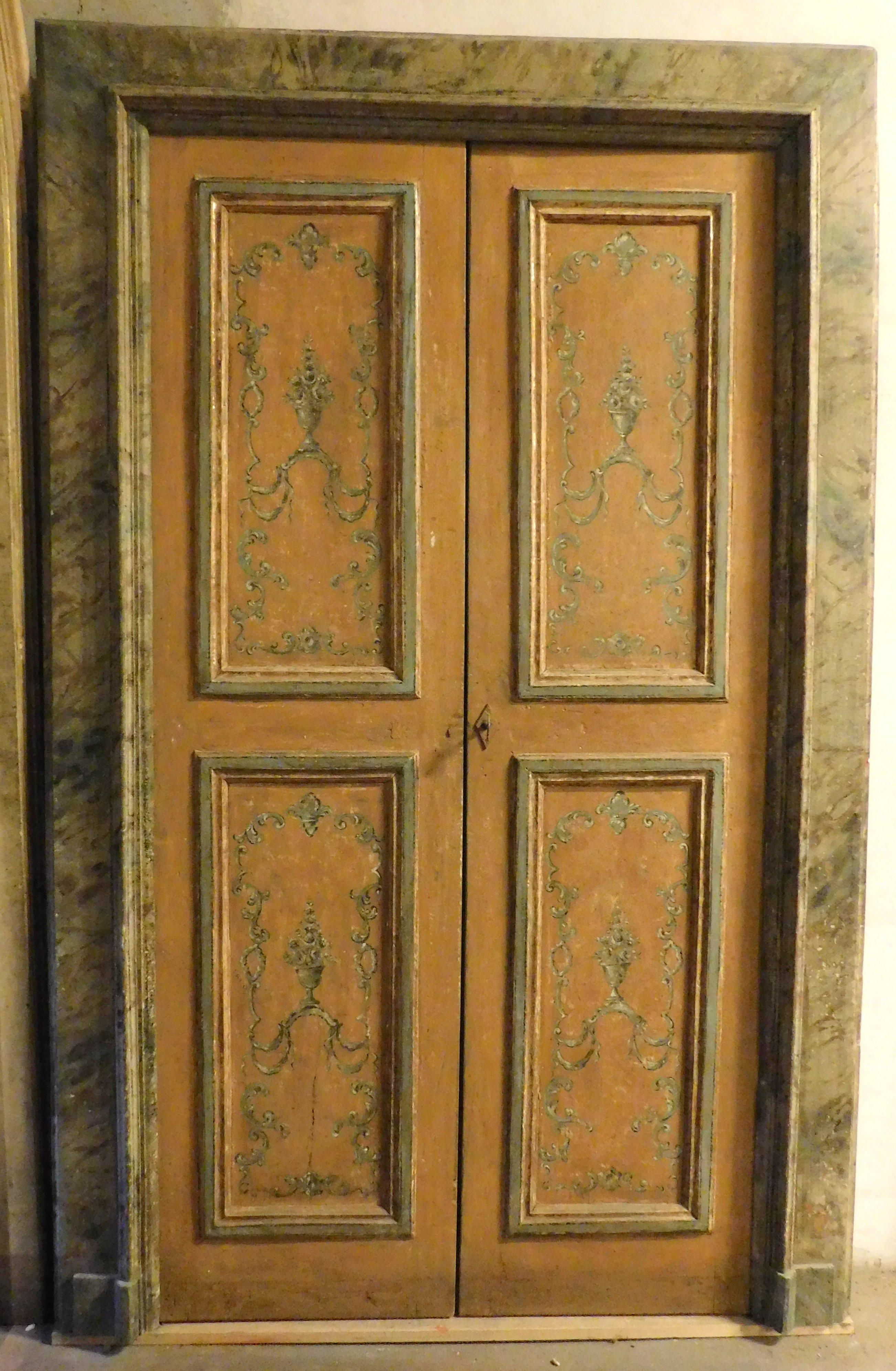 Porta antica per interni, con due ante in legno laccato complete di cornice originale e dipinte con effetto finto marmo, retro anch'esso laccato ma più semplice, apertura Push. Originale del XVIII secolo, proveniente dalla Toscana