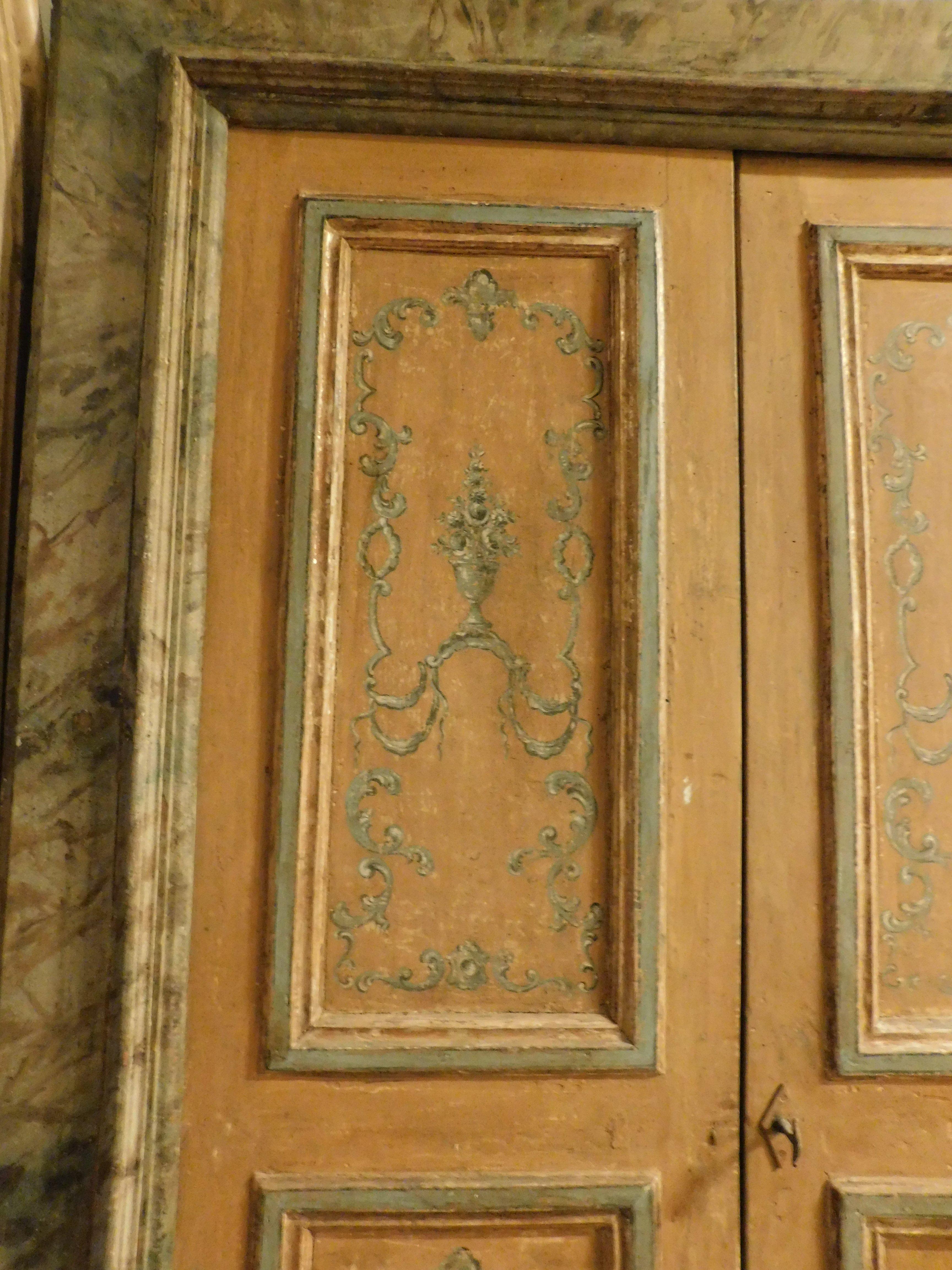 Italiano Porta a due ante in legno laccato con cornice dipinta con effetto finto marmo in vendita