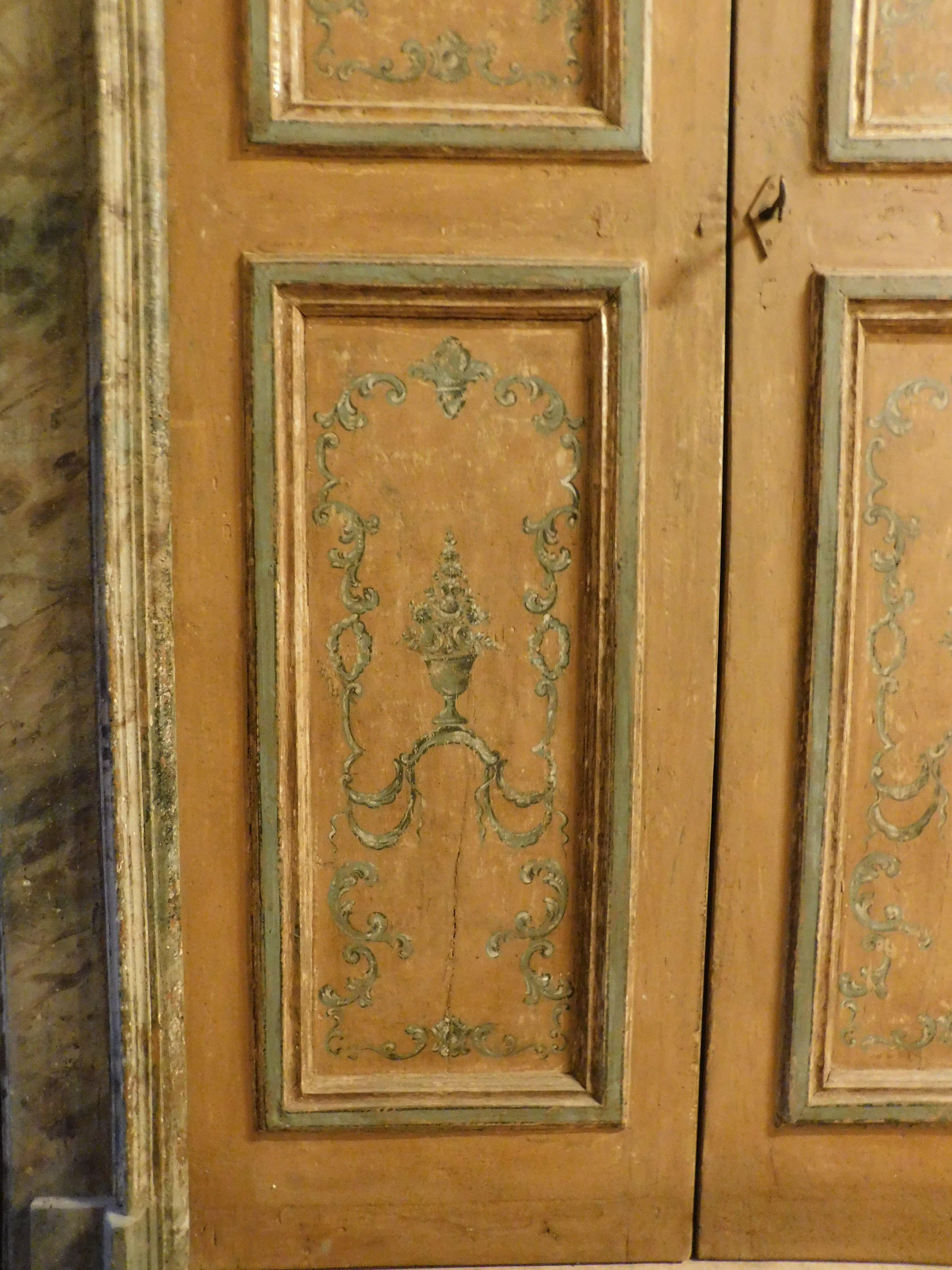 Dipinto a mano Porta a due ante in legno laccato con cornice dipinta con effetto finto marmo in vendita