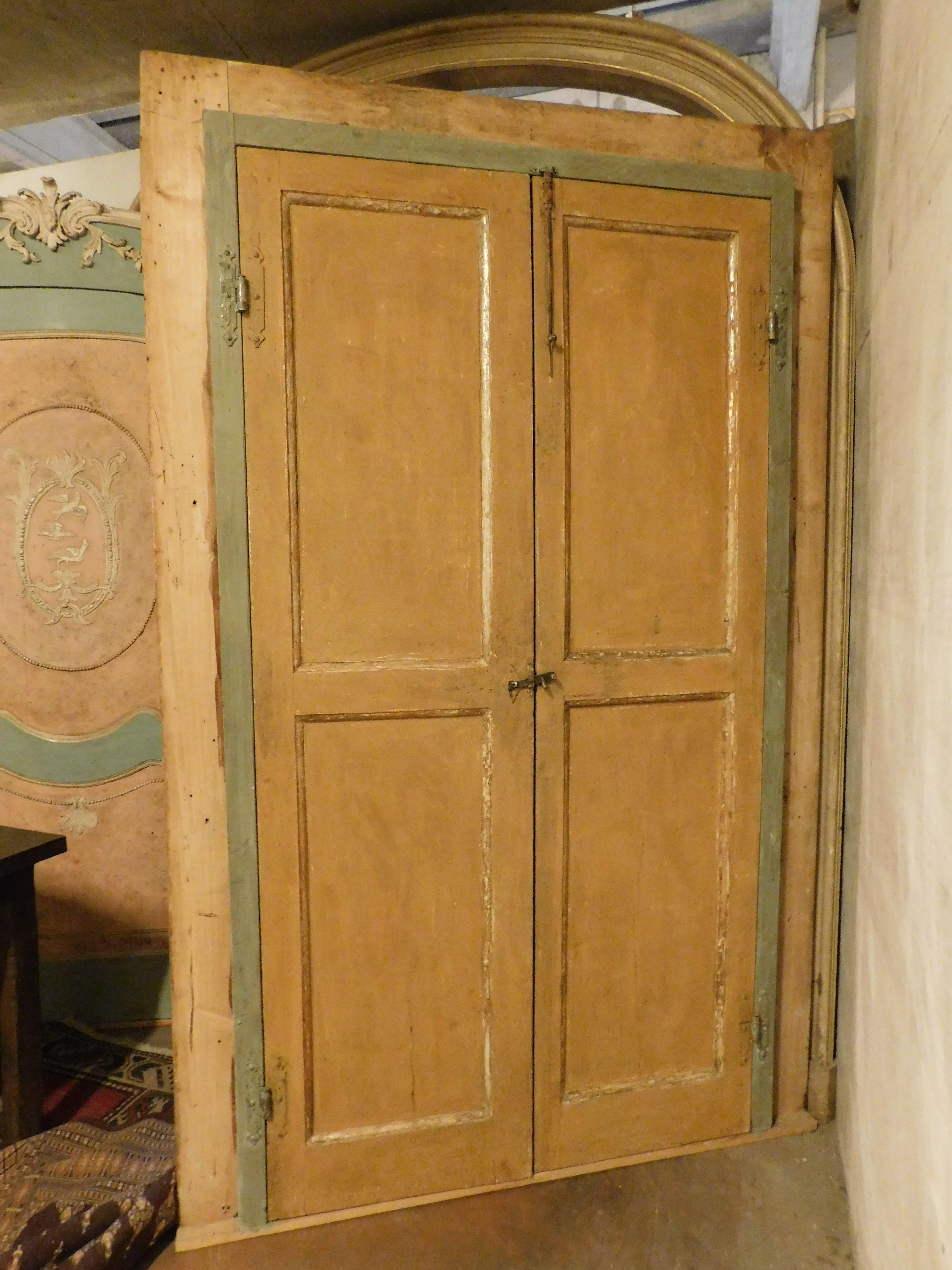 Porta a due ante in legno laccato con cornice dipinta con effetto finto marmo In condizioni buone in vendita a Cuneo, Italy (CN)