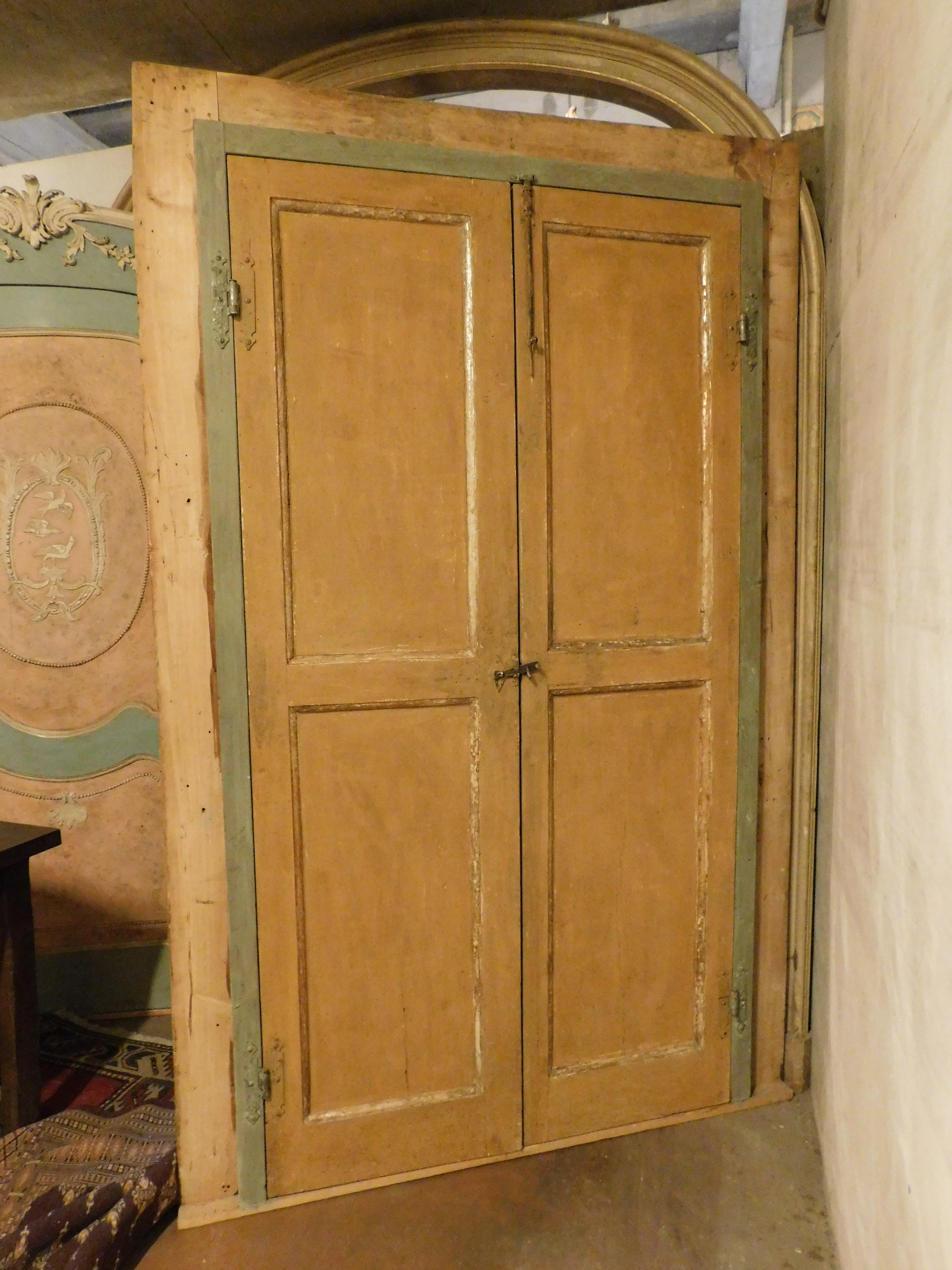 Fino al XVIII secolo Porta a due ante in legno laccato con cornice dipinta con effetto finto marmo in vendita