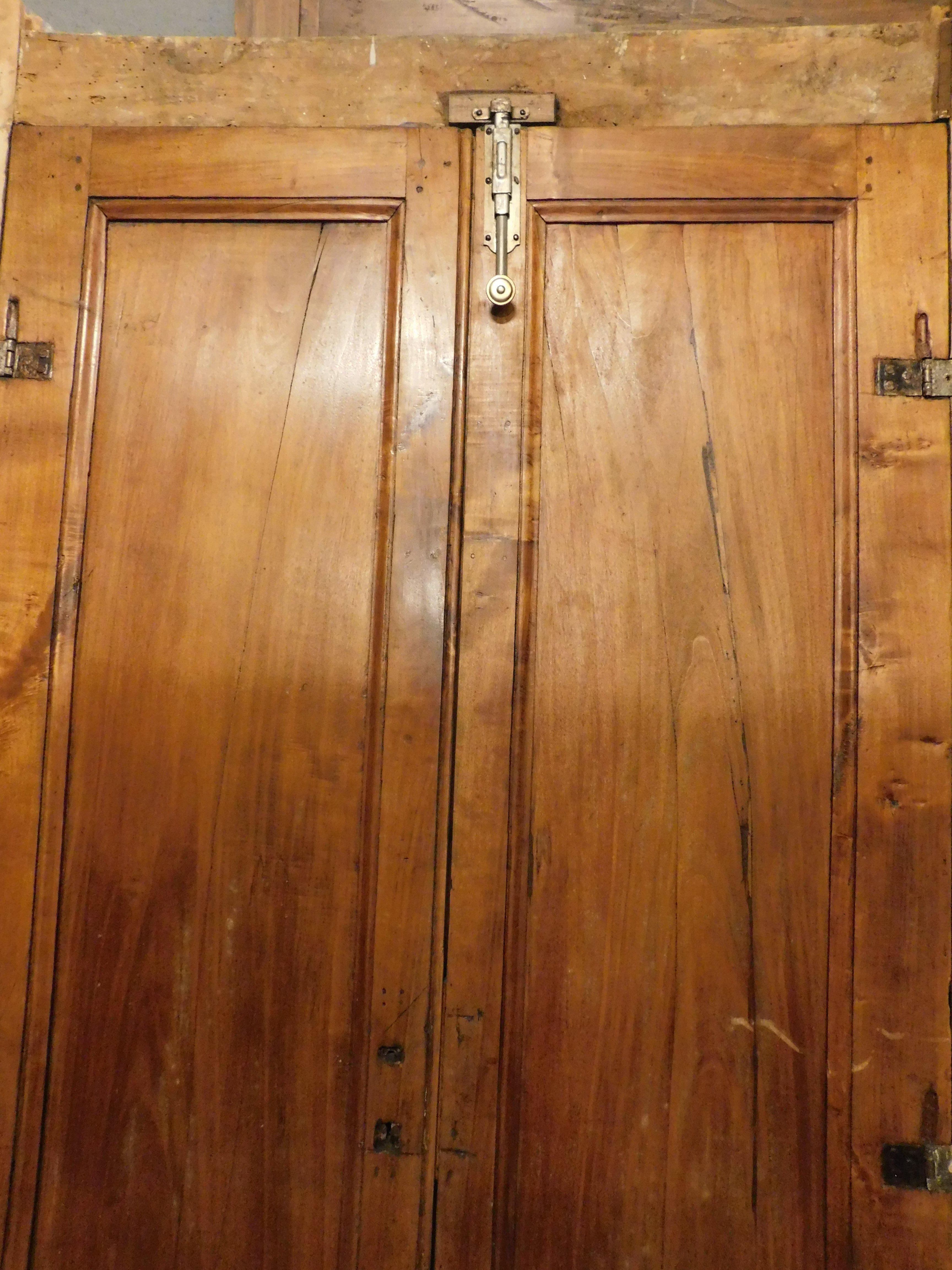 Double-leaf door, in poplar wood with carved panels and frame, Italy For Sale 3
