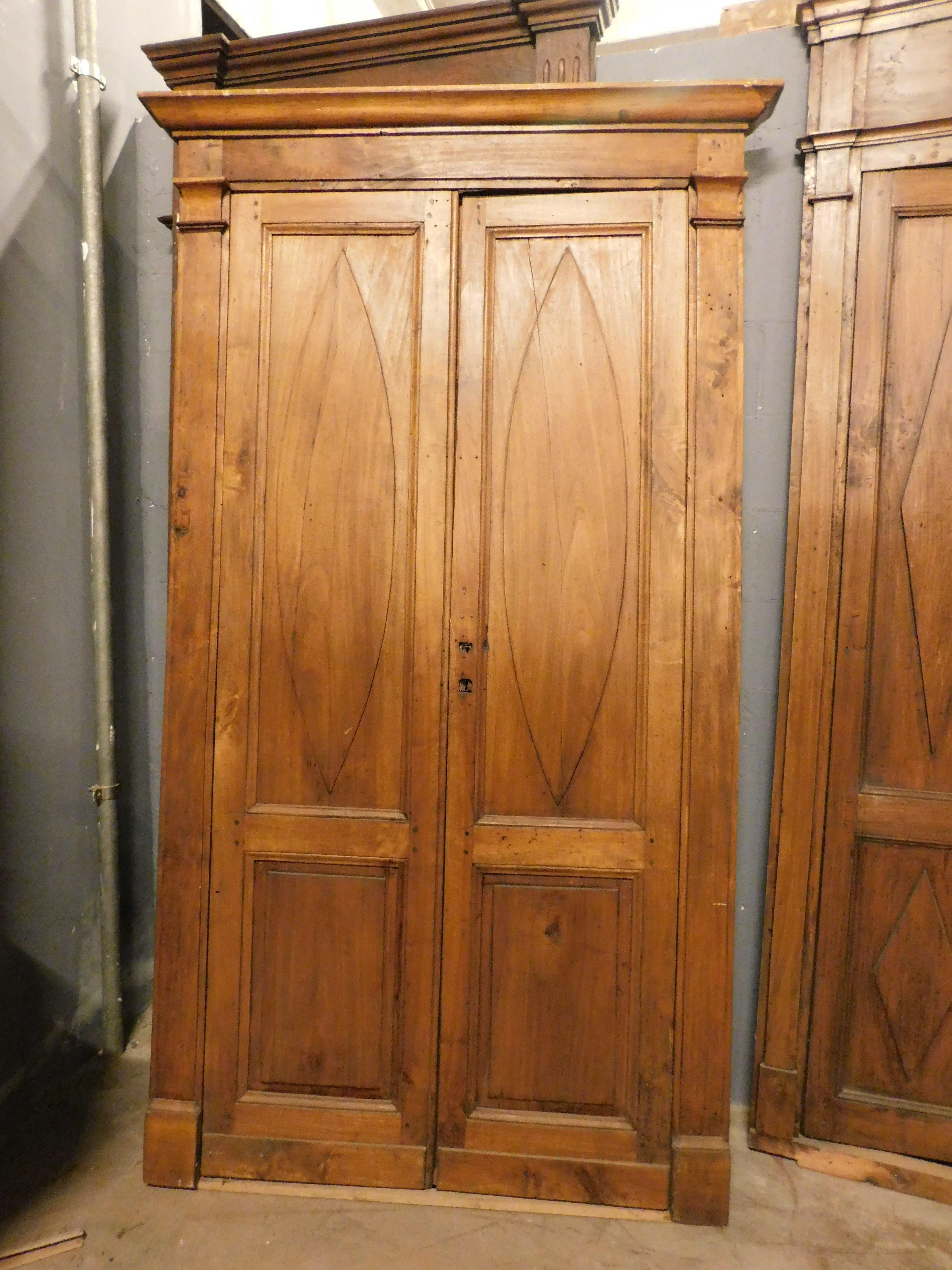 Double-leaf door, in poplar wood with carved panels and frame, Italy For Sale 4