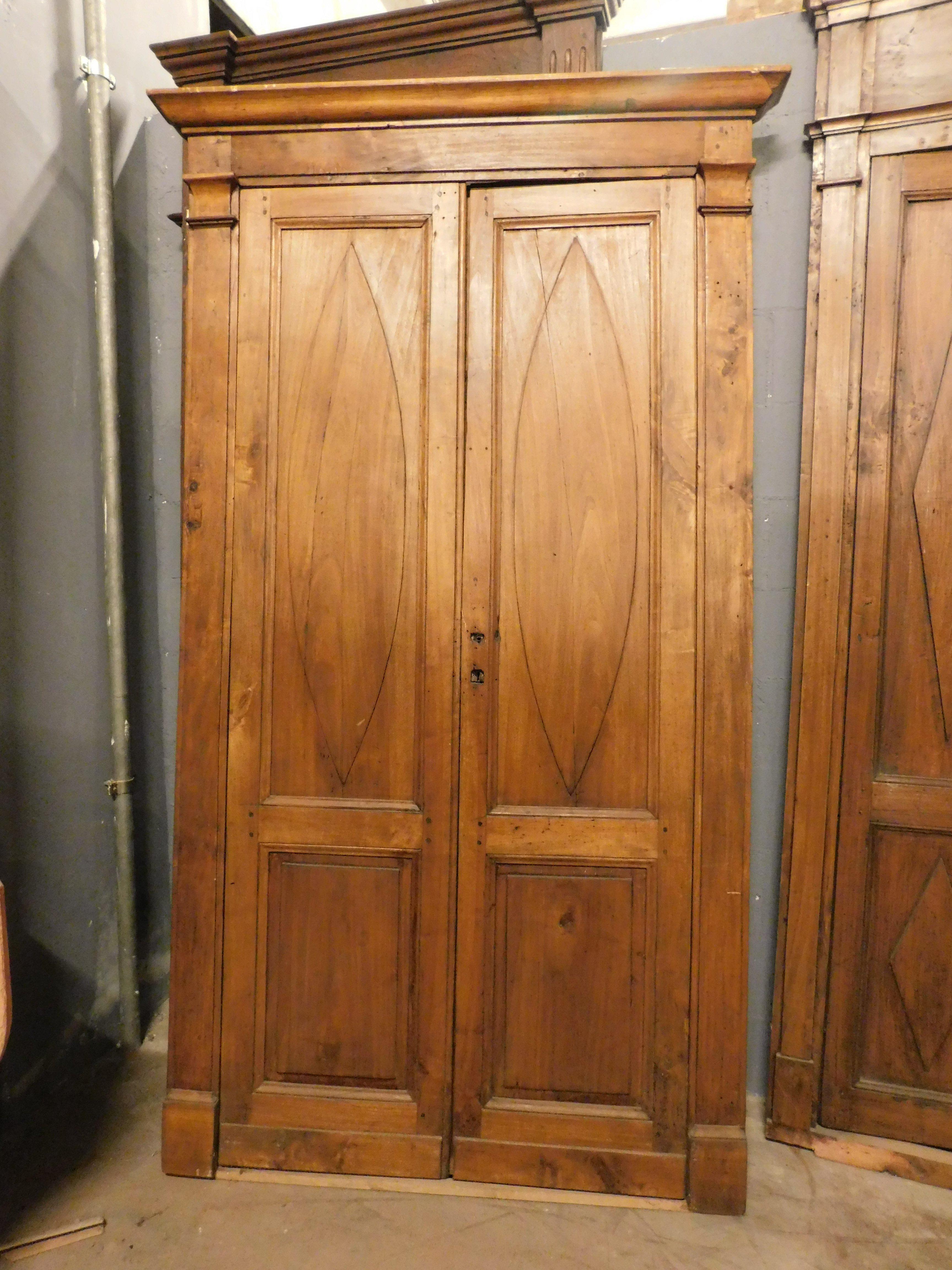 Double-leaf door, in poplar wood with carved panels and frame, Italy For Sale 5