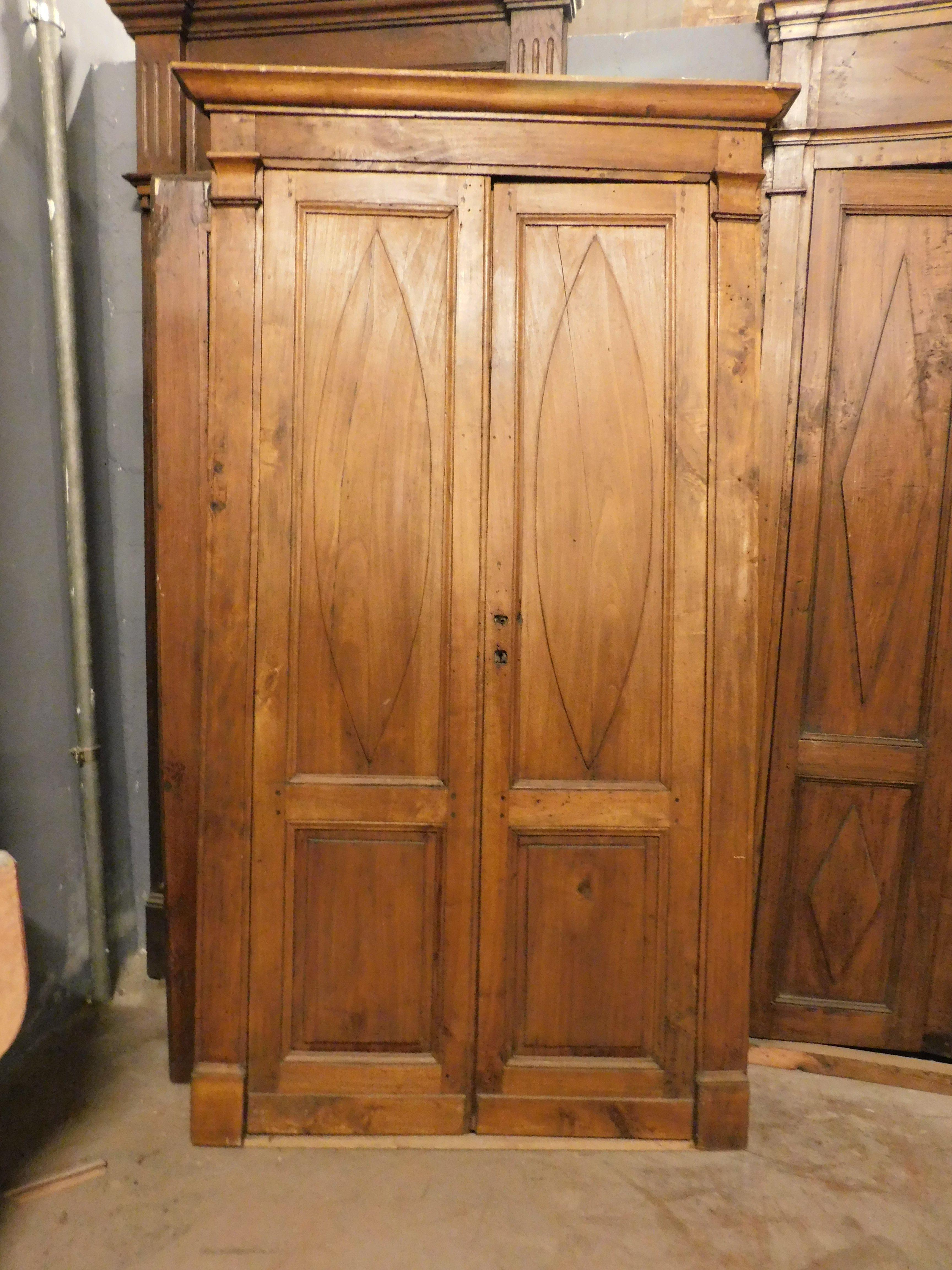 Antique double-leaf interior door, made of solid poplar wood with carved panels and complete with original frame, paneled back. It has a Push opening.
Original from the 19th century, from Italy.
Maximum frame size cm w 115 x H 220, light size cm w