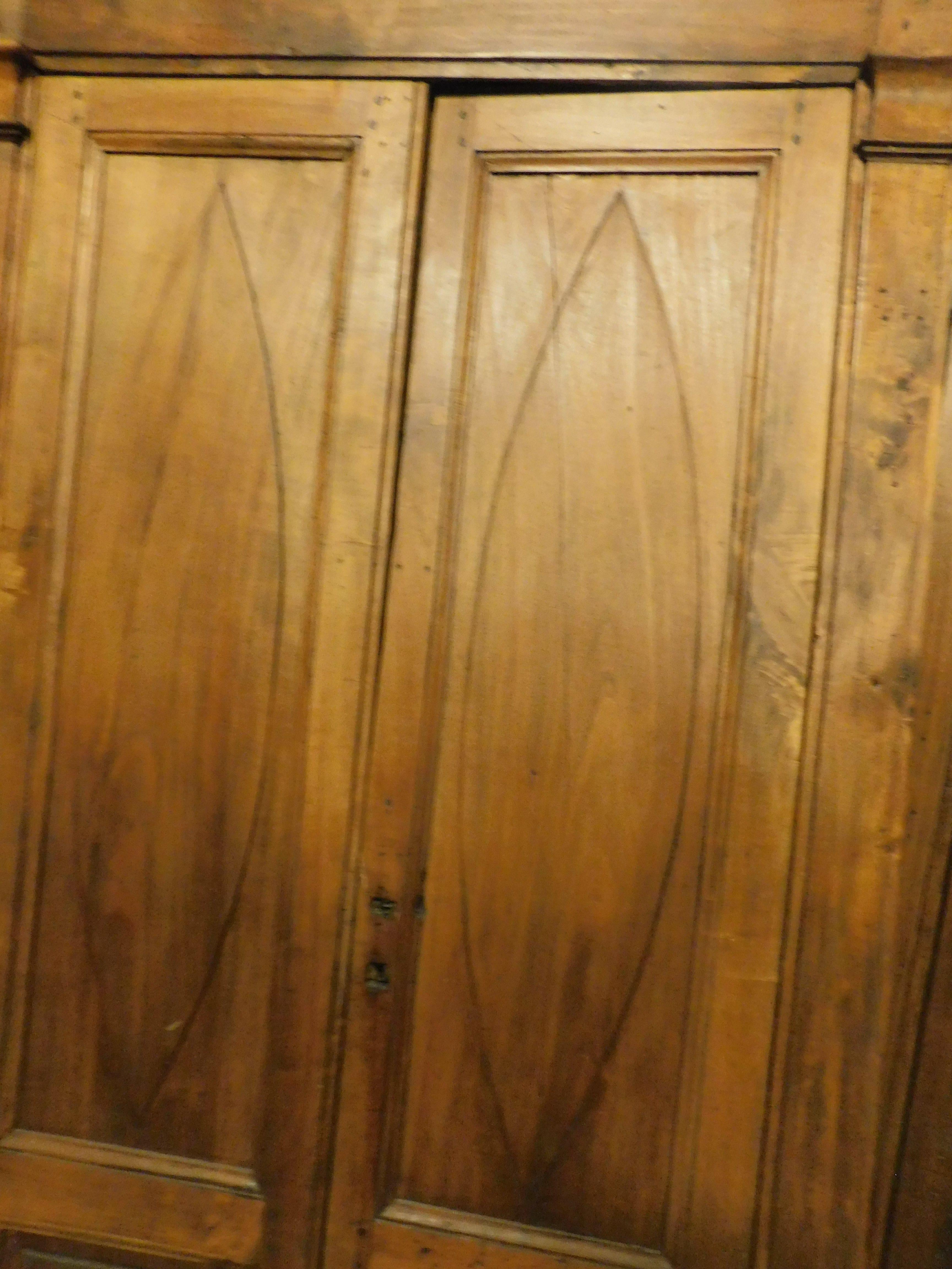 Double-leaf door, in poplar wood with carved panels and frame, Italy In Good Condition For Sale In Cuneo, Italy (CN)