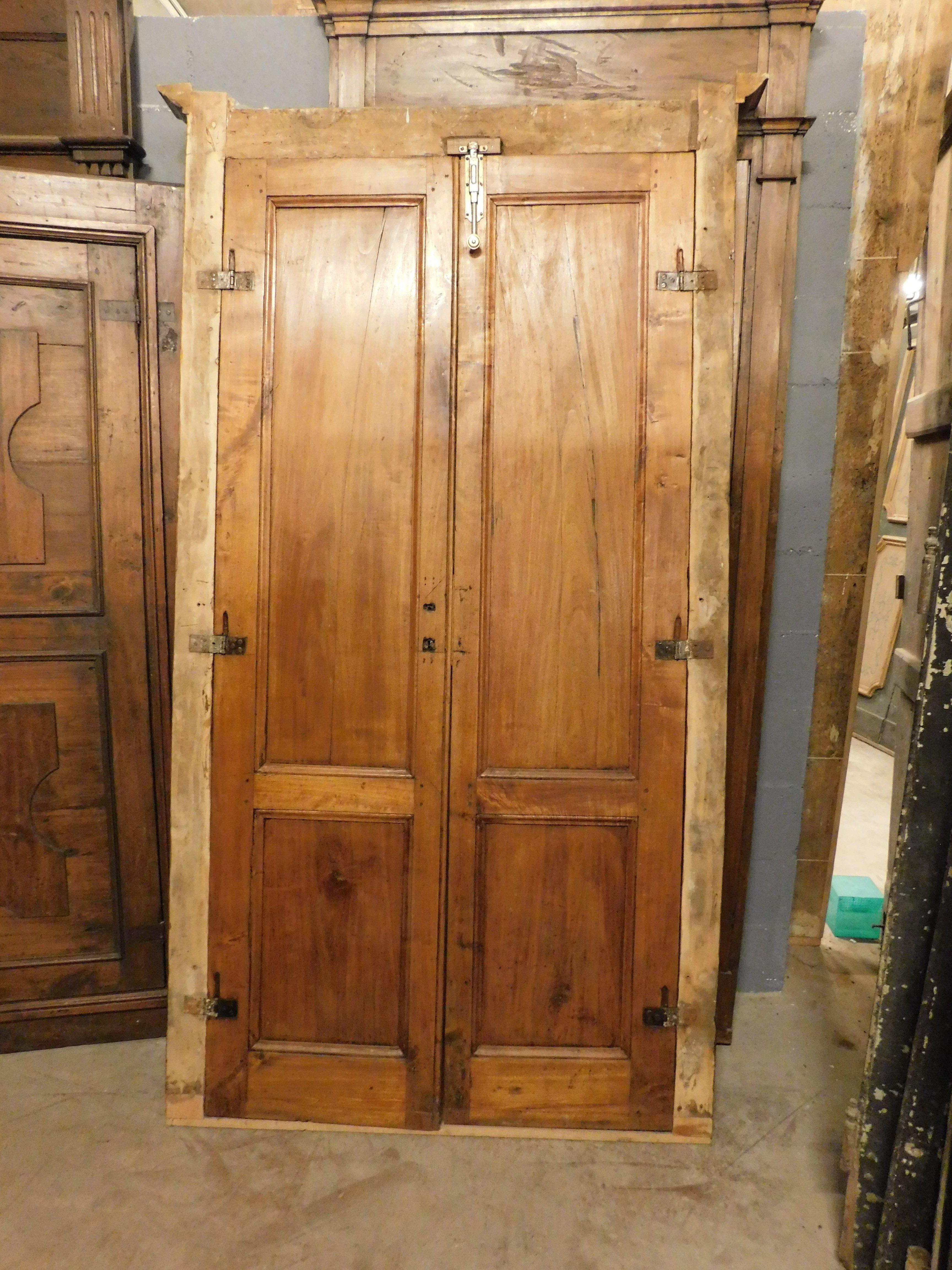 Double-leaf door, in poplar wood with carved panels and frame, Italy For Sale 1