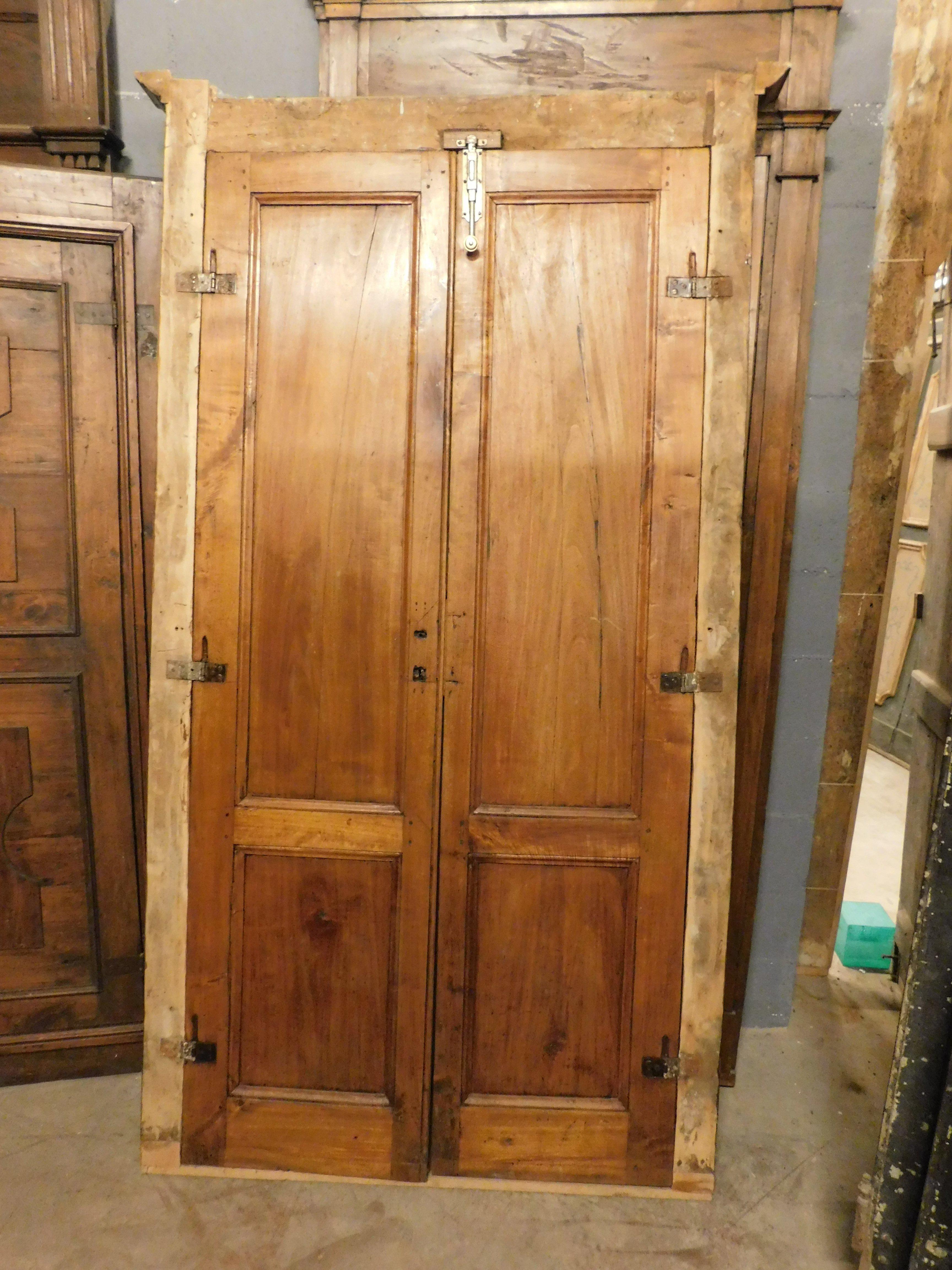 Double-leaf door, in poplar wood with carved panels and frame, Italy For Sale 2