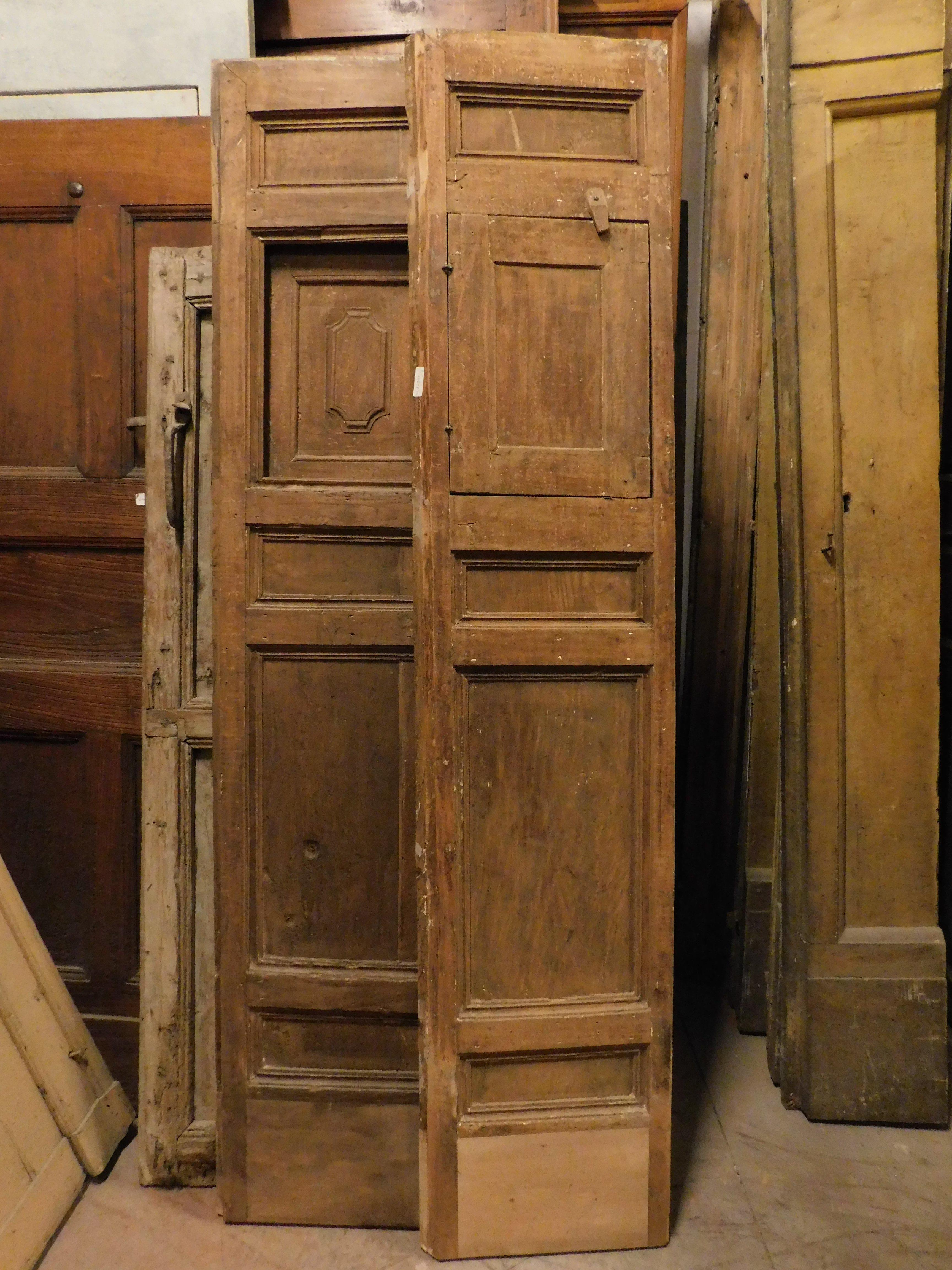 Doppelseitige Tür aus Nussbaumholz mit kleinen Öffnungsfenstern, Italien im Angebot 3