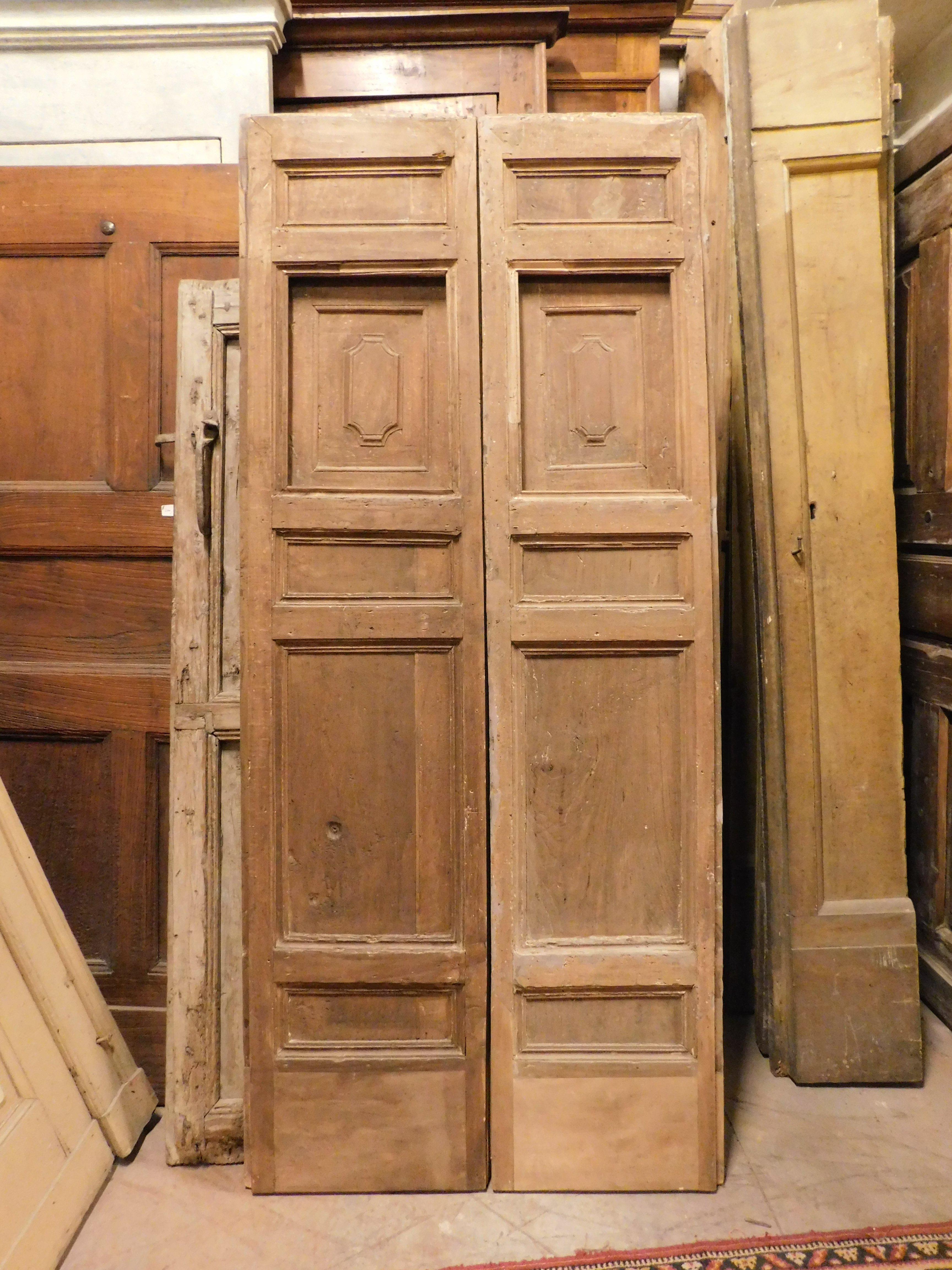 Doppelseitige Tür aus Nussbaumholz mit kleinen Öffnungsfenstern, Italien (Italienisch) im Angebot
