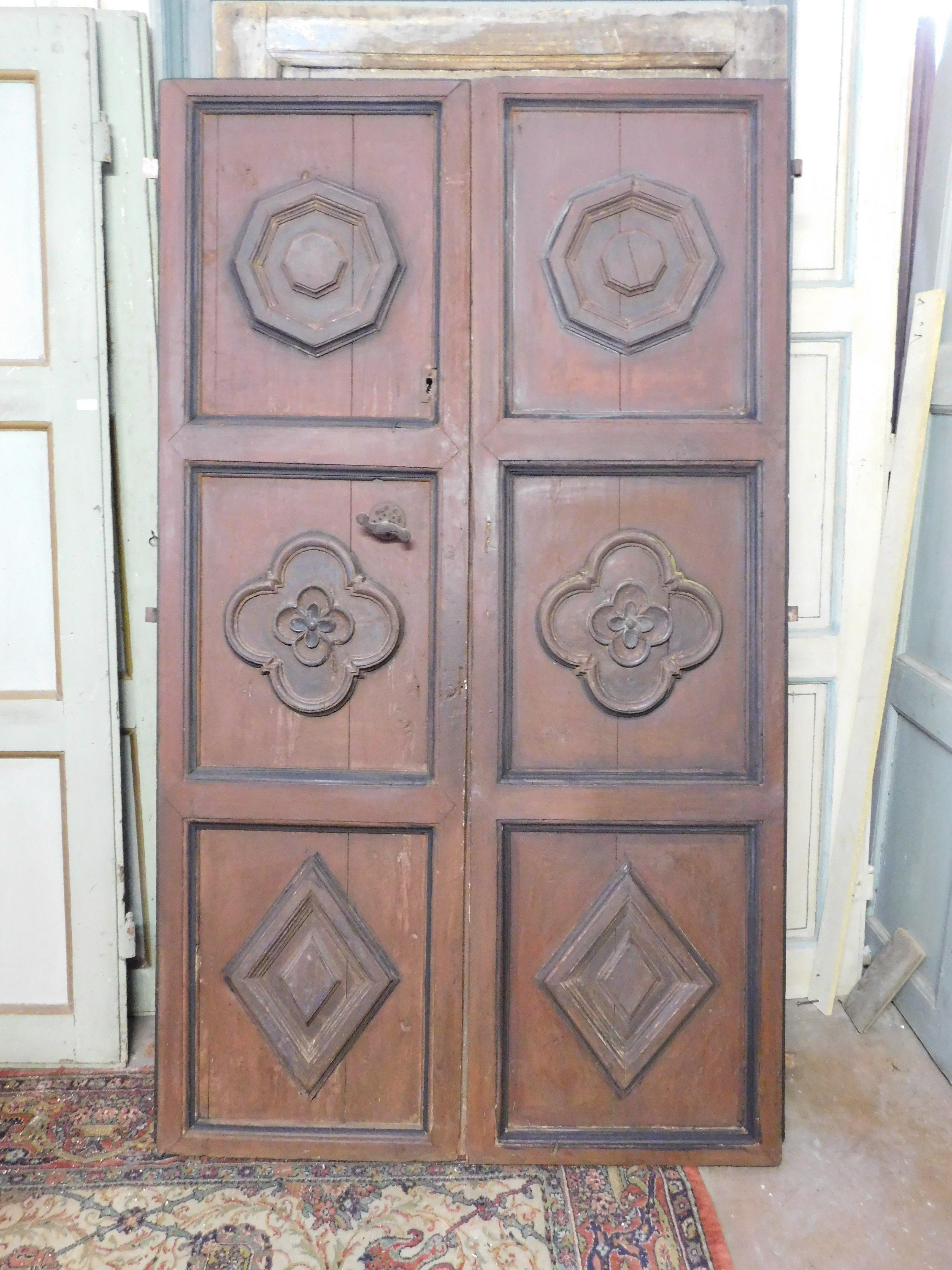 Puerta de dos hojas lacada y con rosetas talladas, Italia Italiano en venta