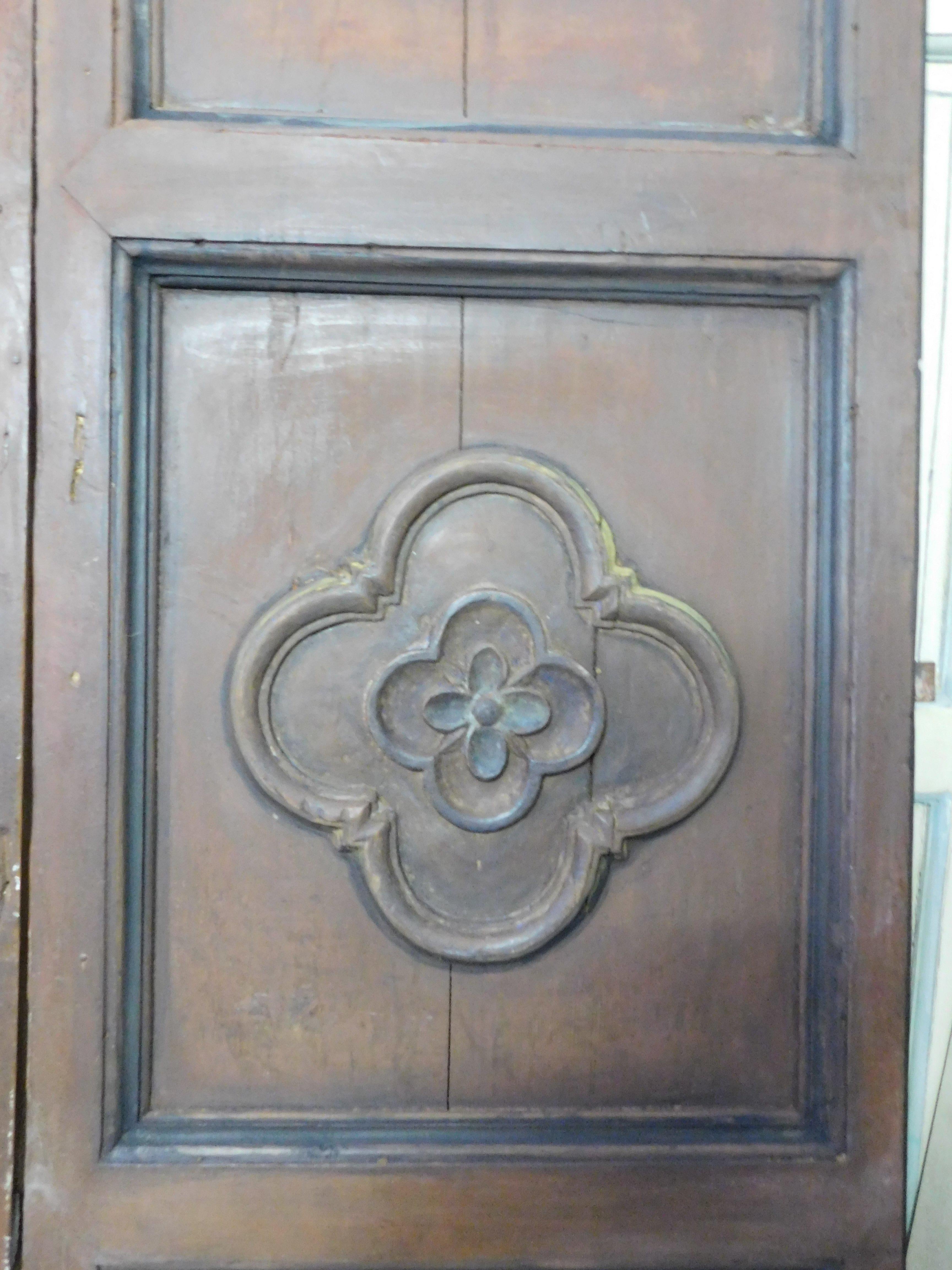 Puerta de dos hojas lacada y con rosetas talladas, Italia Tallado a mano en venta