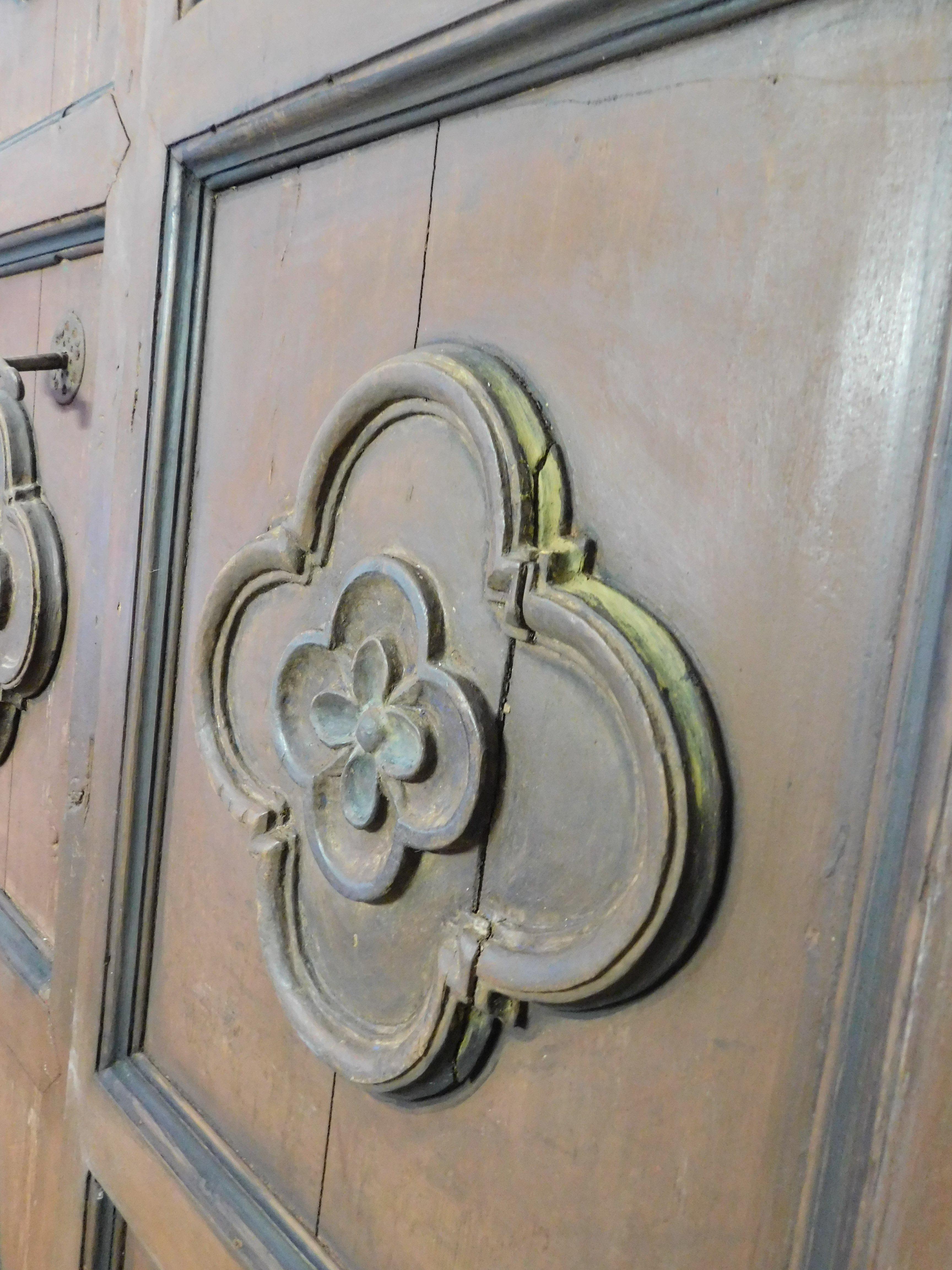 Puerta de dos hojas lacada y con rosetas talladas, Italia Álamo en venta