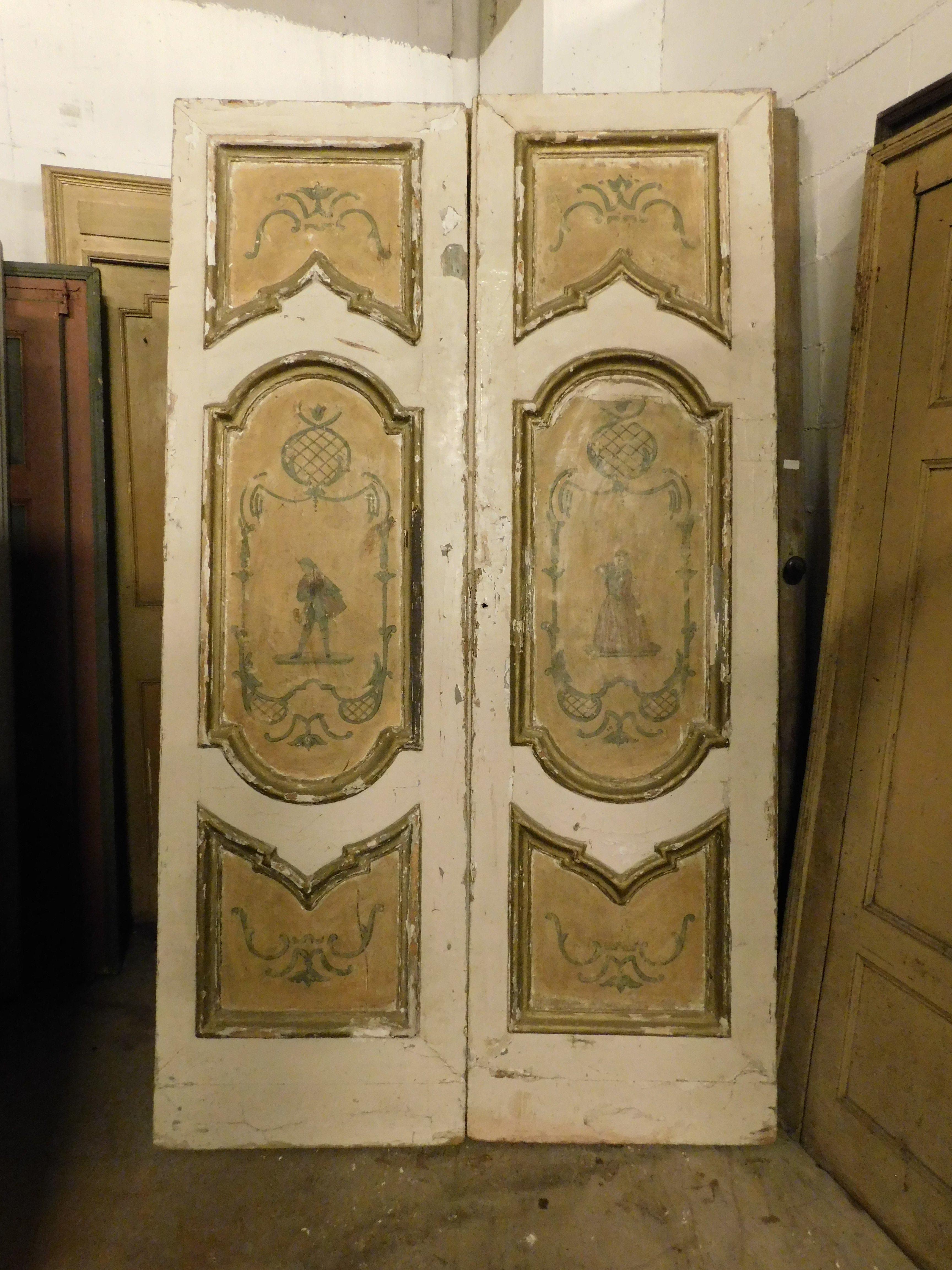 Porta antica a due ante, riccamente dipinta e laccata a fondo bianco con figure tipiche dell'epoca nei pannelli centrali, proveniente da Napoli (Italia), originale del XVIII secolo, con retro semplice e non dipinto.
È anche possibile utilizzarla