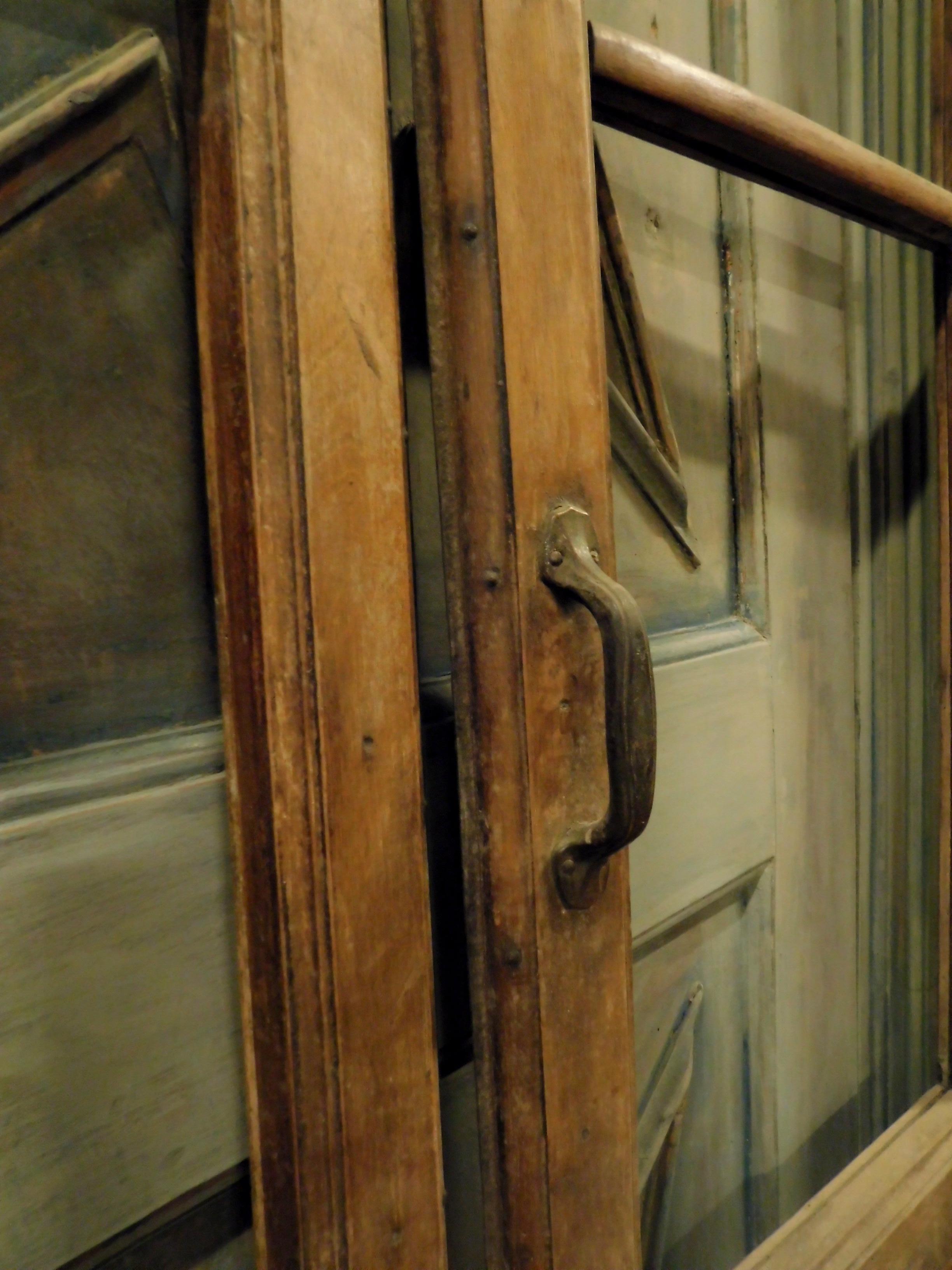 Doppelblatt-Glastür aus Nussbaumholz, geschnitzt, um restauriert zu werden, 19. Jahrhundert, Italien (Italienisch) im Angebot