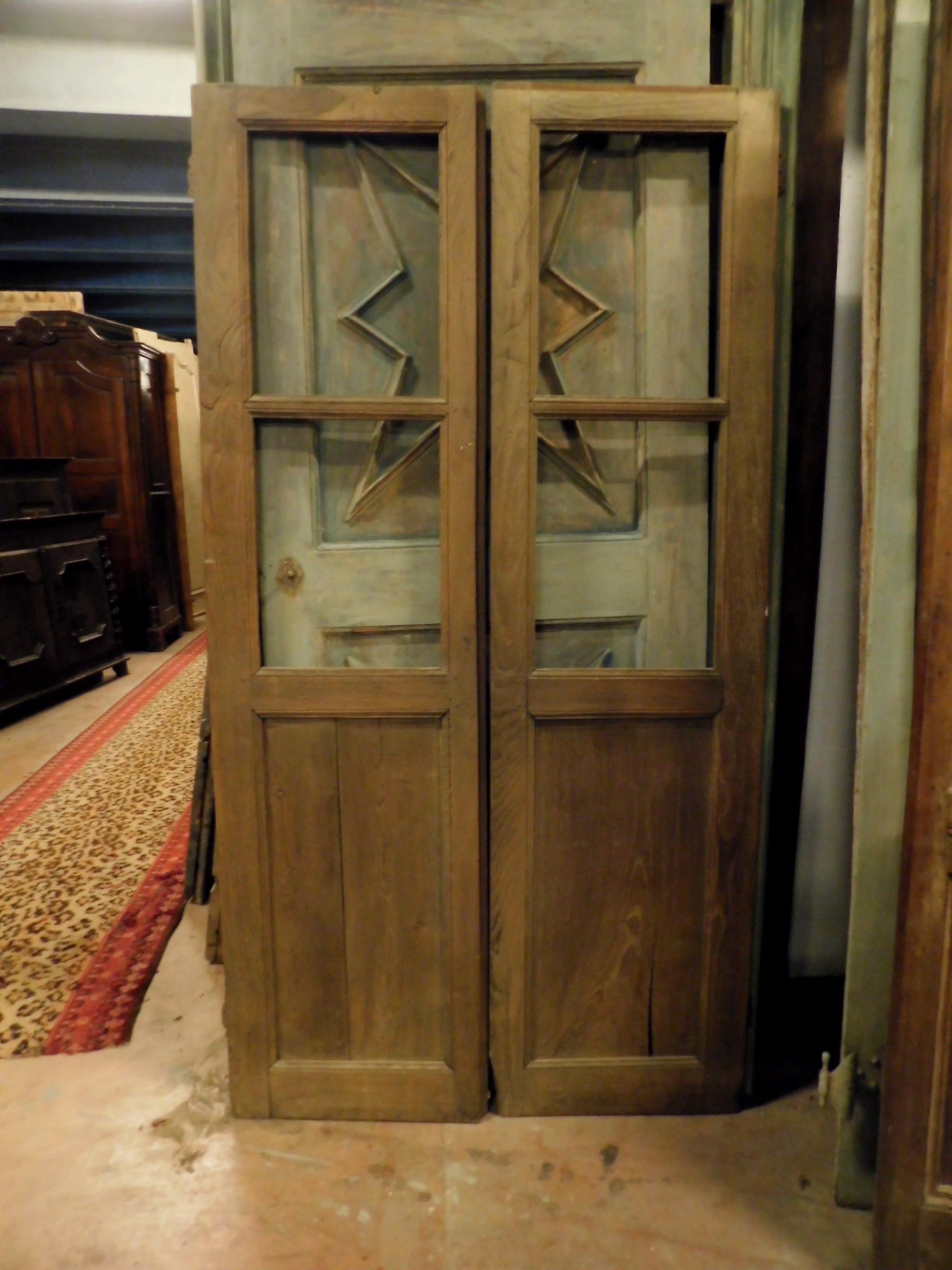 Doppelblatt-Glastür aus Nussbaumholz, geschnitzt, um restauriert zu werden, 19. Jahrhundert, Italien (Handgeschnitzt) im Angebot