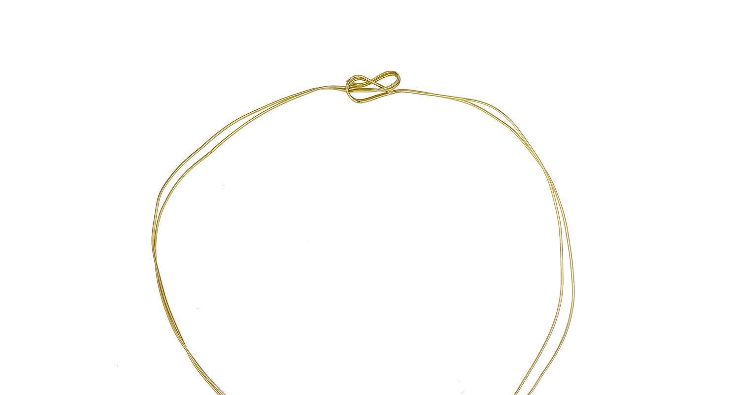 Double Leaf Textured Wire Necklace in 18K Yellow Gold In New Condition For Sale In Dubai, AE