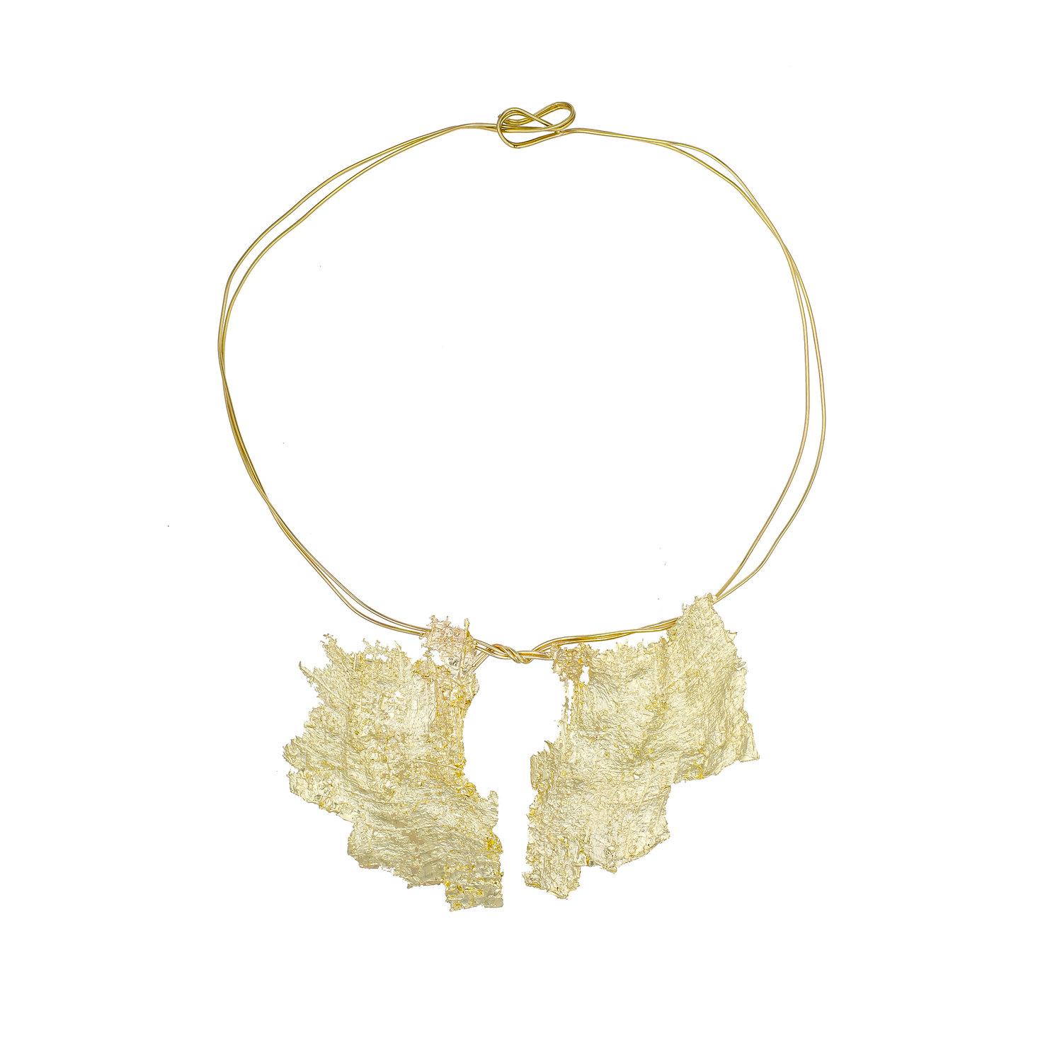 Double Leaf Textured Wire Necklace in 18K Yellow Gold For Sale