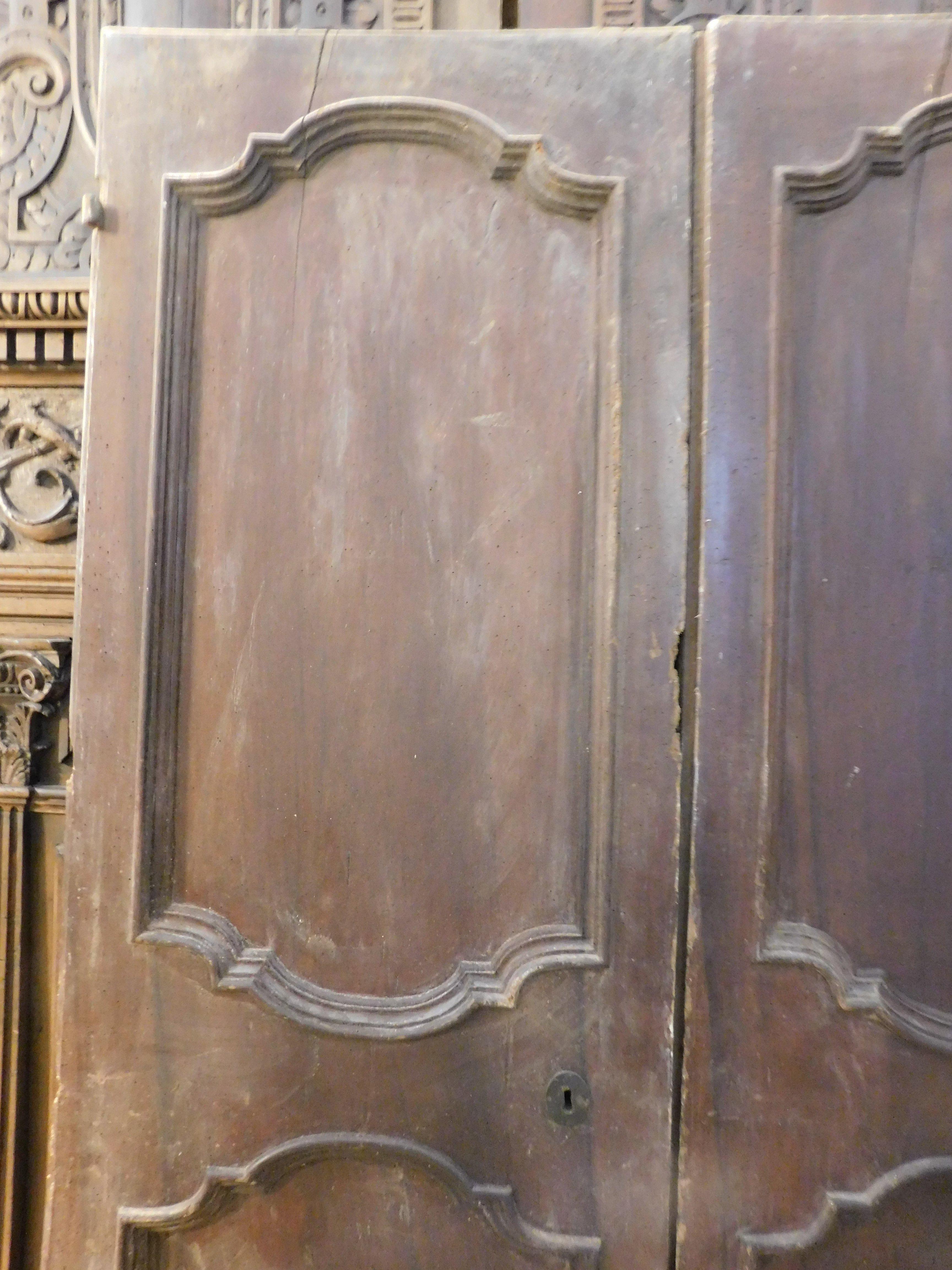 Sculpté à la main Porte à double feuille avec panneaux sculptés, Italie en vente