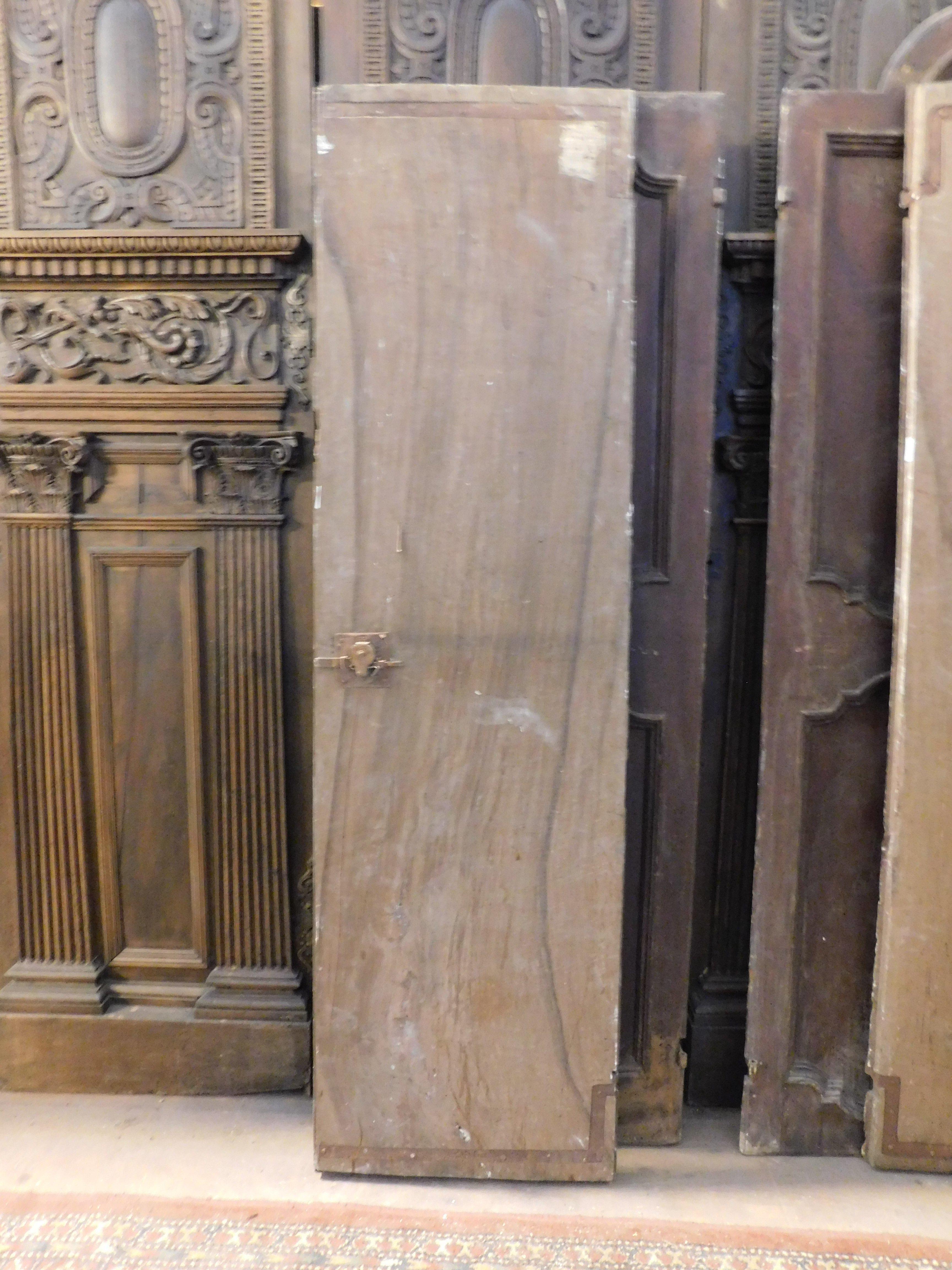 Noyer Porte à double feuille avec panneaux sculptés, Italie en vente