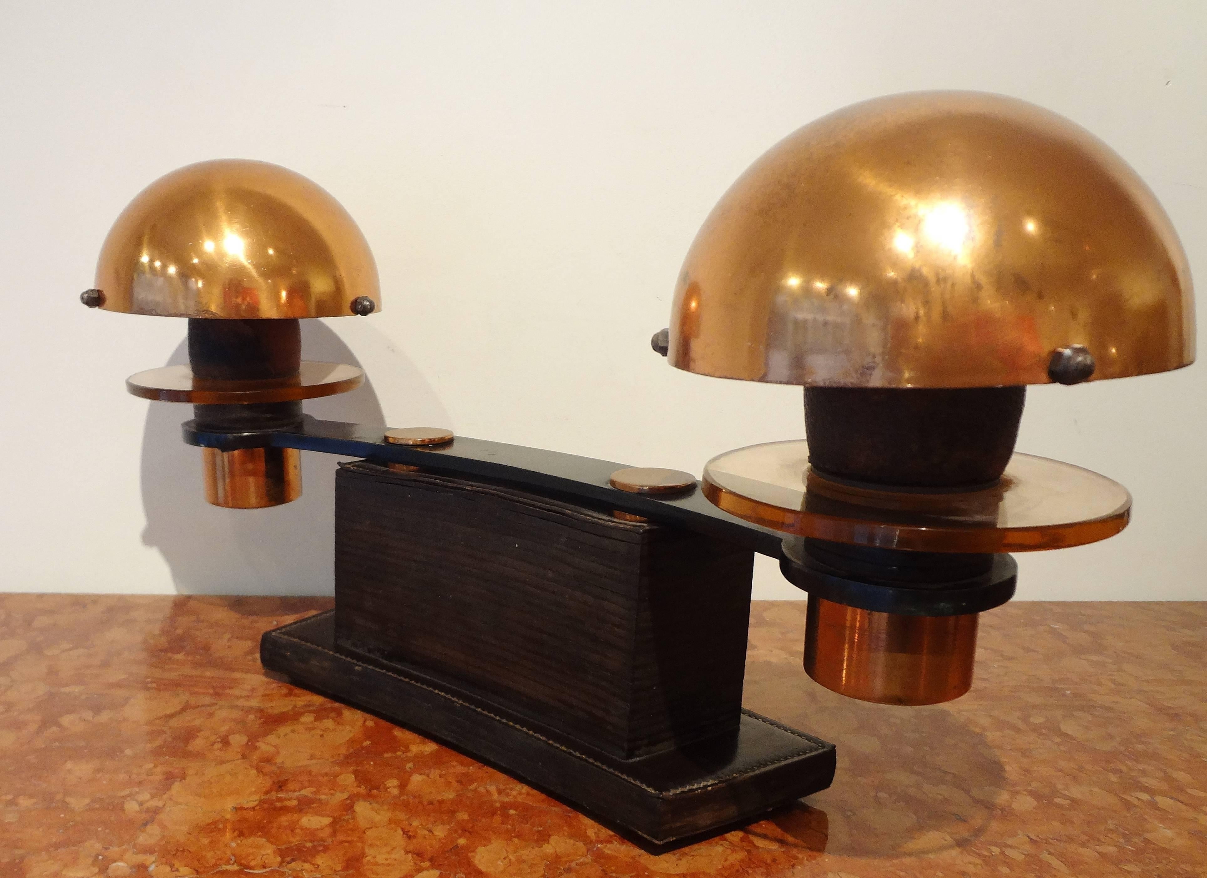 Paul Dupre-Lafon (1900-1971) et Maison Hermes.
Rare double leather and wood table lamp, 1930s, by Paul Dupré-Lafon.
With two half-spherical brass reflectors, two amber glass disks and leather gained curved base.
Signed Hermes.
Referenced in