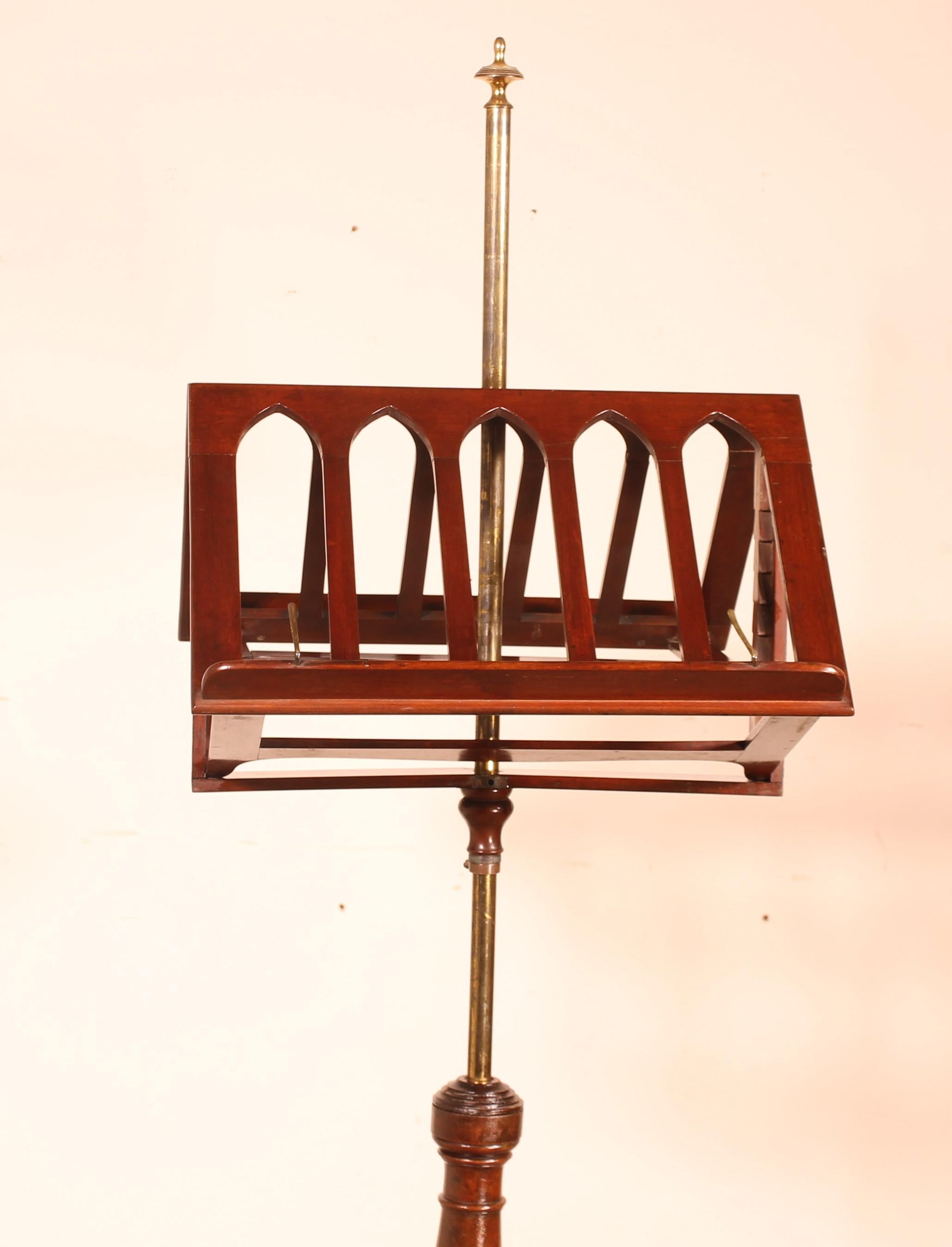 Elegant double adjustable mahogany lectern resting on a tripod turned base
he lectern is adjustable in height as well as the tilt is adjustable

Beautiful elegant turned base
Very beautiful patina and in superb condition,
19th century

The